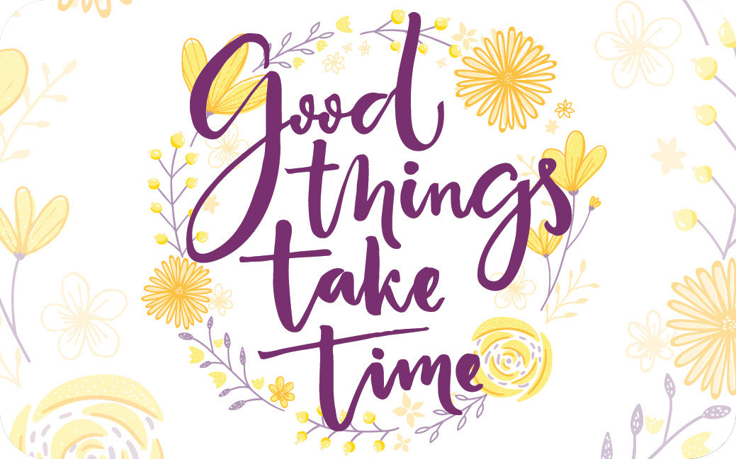 Gezeigt wird eine Innen- oder Zusatzansicht von „Einatmen, Ausatmen, Lächeln“. Die Illustration zeigt den Schriftzug „Good things take time“ in geschwungener, lila Typografie, umgeben von zarten, handgezeichneten Blumen in Gelb- und Grautönen. Die floralen Elemente verleihen dem Gesamtbild eine freundliche und beruhigende Atmosphäre. Der Hintergrund ist hell, was die Farben und die Schrift gut zur Geltung bringt und eine positive Stimmung verbreitet.