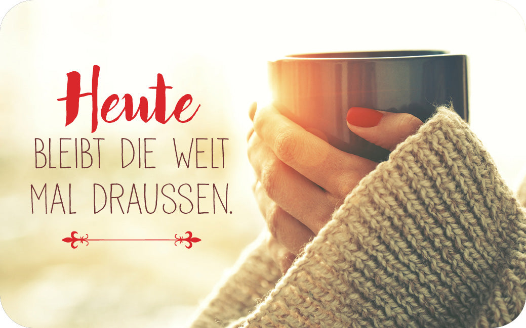 Gezeigt wird eine Innen- oder Zusatzansicht von „Einatmen, Ausatmen, Lächeln“. Die Darstellung zeigt eine durch Sonnenlicht erleuchtete Hand, die eine Tasse in einem dicken, hellen Strickpullover hält. Links ist der Schriftzug „Heute“ in einer verspielten roten Schrift platziert, gefolgt von „bleibt die Welt mal draußen“ in schlanker, grauer Typografie. Die warme, gemütliche Atmosphäre wird durch sanfte Farben und das sanfte Licht unterstrichen.