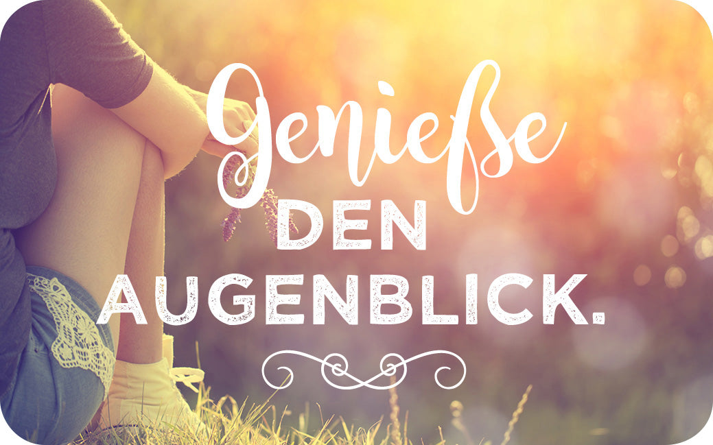 Gezeigt wird eine Innen- oder Zusatzansicht von „Einatmen, Ausatmen, Lächeln“. Die Darstellung enthält einen sanften, verschwommenen Hintergrund in warmen, goldenen Tönen. Im Vordergrund steht der handschriftliche Text „Genieße den Augenblick.“ in geschwungener, eleganter Schriftart, kombiniert mit klaren Buchstaben. Der Kontrast zwischen der verspielten Schrift und der ruhigen Umgebung unterstreicht eine entspannende Atmosphäre. Die Bildkomposition vermittelt ein Gefühl der...