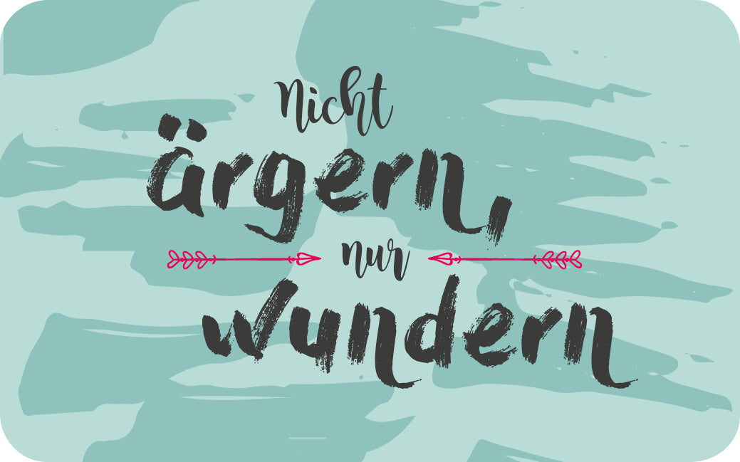 Gezeigt wird eine Innen- oder Zusatzansicht von „Einatmen, Ausatmen, Lächeln“. Der Hintergrund ist in einem sanften Mintgrün gehalten, während die zentrale Schrift in einer dekorativen, dunklen Typografie hervorsticht. Der Text „Nicht ärgern, nur wundern“ ist kreativ gestaltet und wird durch zwei zarte, pinkfarbene Pfeile hervorgehoben, die den Schriftzug visuell auflockern und die Aufmerksamkeit lenken.