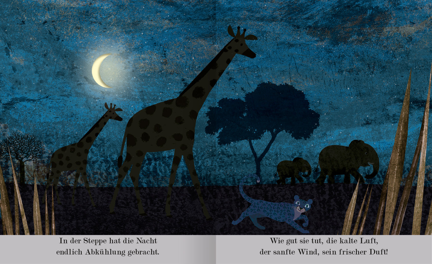 Gezeigt wird eine Innen- oder Zusatzansicht von „Mond“. Die Szene zeigt eine nächtliche Steppe mit einem tiefblauen Himmel, in dem ein Halbmond leuchtet. Silhouetten von zwei Giraffen und einem Elefanten sind im Vordergrund erkennbar. Ein kleiner, blauer Leopard läuft durch das hohe Gras. Die Typografie ist klar und gut lesbar, in hellem Grau auf dunklem Hintergrund, ergänzt durch eine poetische Beschreibung der nächtlichen Stimmung.