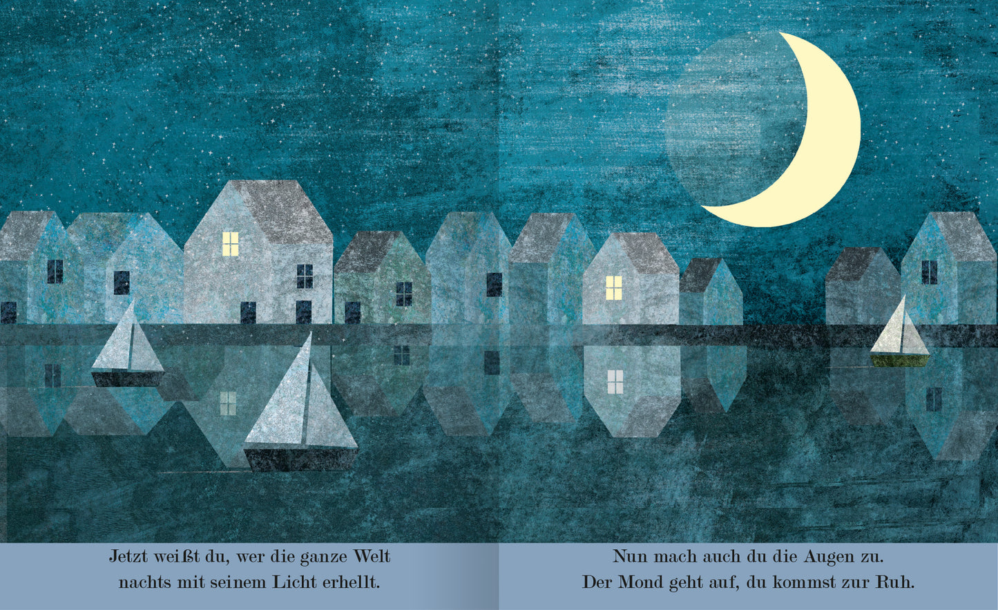 Gezeigt wird eine Innen- oder Zusatzansicht von „Mond“. Die Illustration zeigt eine nächtliche Landschaft mit einem tiefblauen Himmel und einem großen, saftigen Mond, der leicht gelblich strahlt. Im Vordergrund sind mehrere stilisierte Segelboote auf ruhigem Wasser zu sehen, das die Umrisse der Häuser widerspiegelt. Diese sind in sanften Grautönen gehalten und besitzen helle Fenster. Unten im Bild steht ein Text in klarer, ruhiger Schrift in hellem Blau, der sanfte Anweisungen gibt.