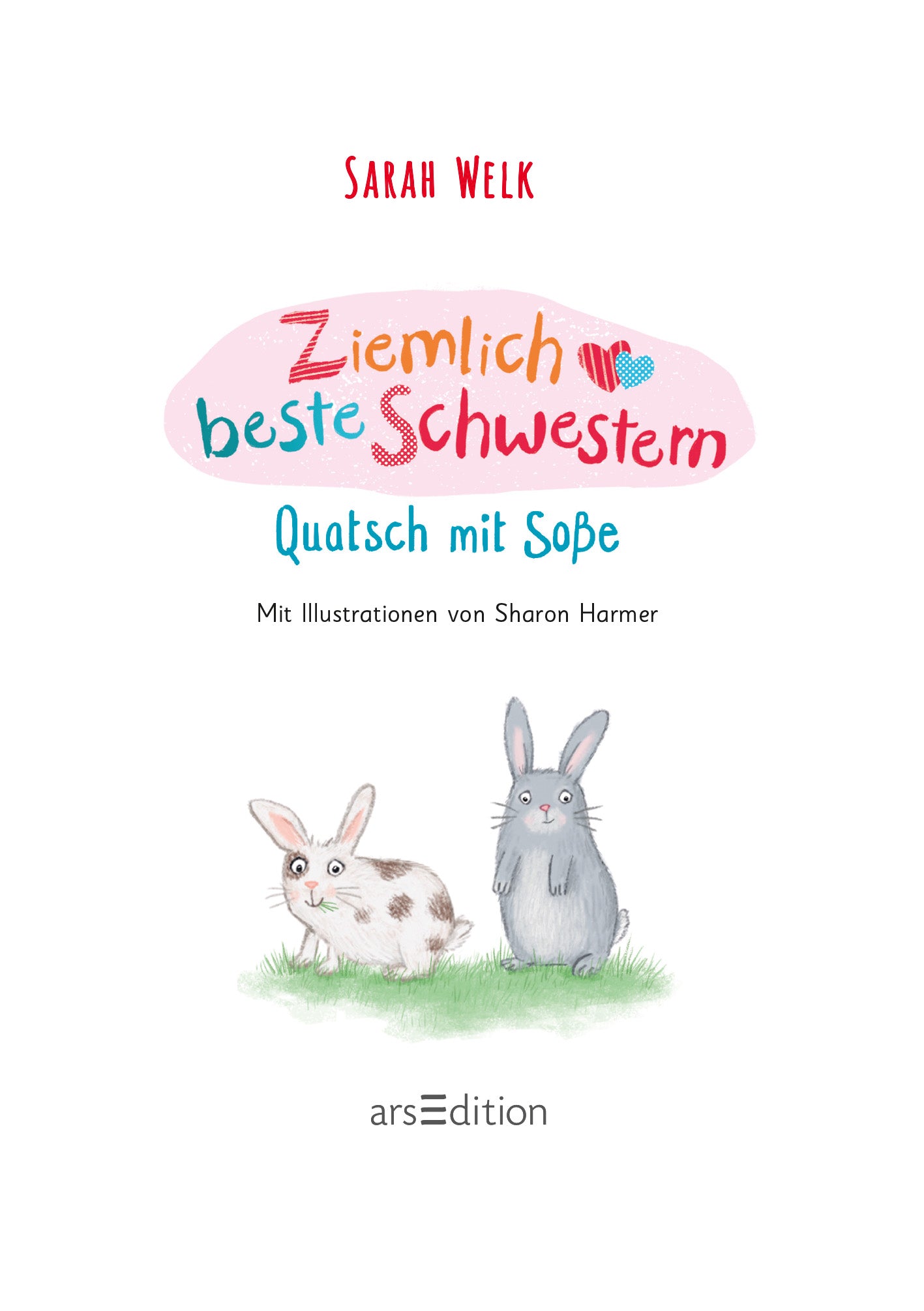 Gezeigt wird eine Innen- oder Zusatzansicht von „Ziemlich beste Schwestern – Quatsch mit Soße“. Die Darstellung zeigt eine verspielte Typografie in Pink und Blau, die den Titel lebhaft in Szene setzt. Darüber steht die Autorin "Sarah Welk" in roter Schrift. Eine Illustration zeigt zwei Kaninchen, eines in Hellgrau und das andere in Weiß mit braunen Flecken. Das Logo des Verlags "arsEdition" wird am unteren Rand in Grau angezeigt.