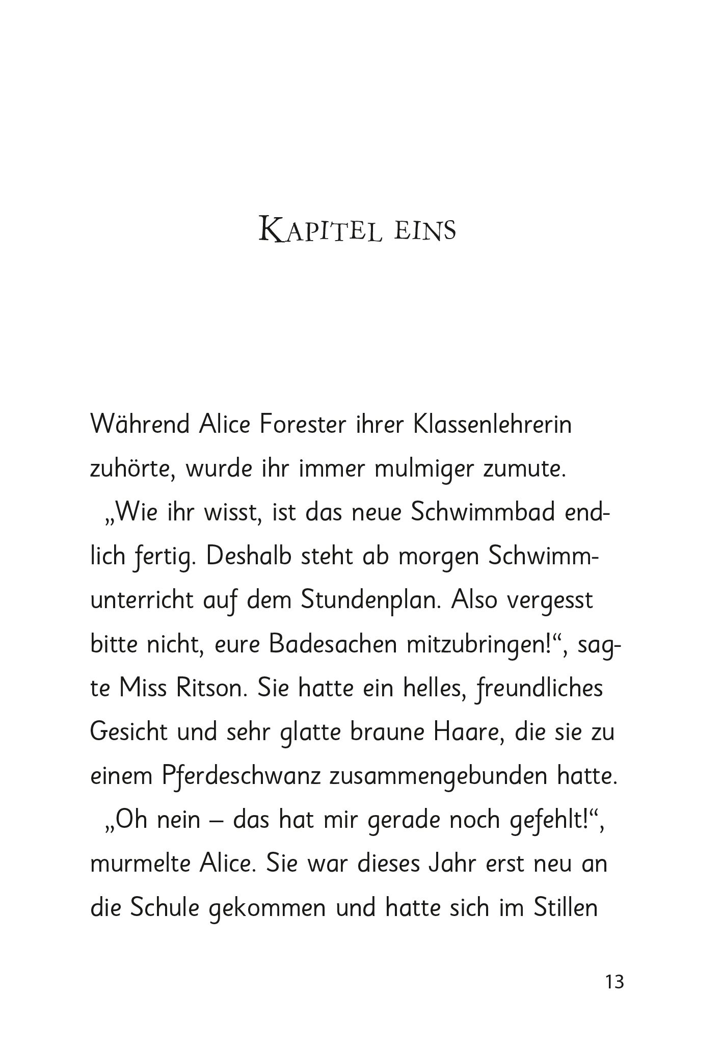 Gezeigt wird eine Innen- oder Zusatzansicht von „Zauberkätzchen – Ein Sprung ins kalte Nass“. Der Text beginnt mit dem großen, klaren Titel „KAPITEL EINS“ in prägnanter Schrift. Darunter folgt der Absatz in leicht lesbarer Schriftgröße, der eine Geschichte über Alice Foresters Erlebnisse erzählt. Die Seiten sind hauptsächlich in einem sanften Weißton gehalten, was die Lesbarkeit unterstützt und eine freundliche Atmosphäre schafft. Der Fließtext ist gut strukturiert und...