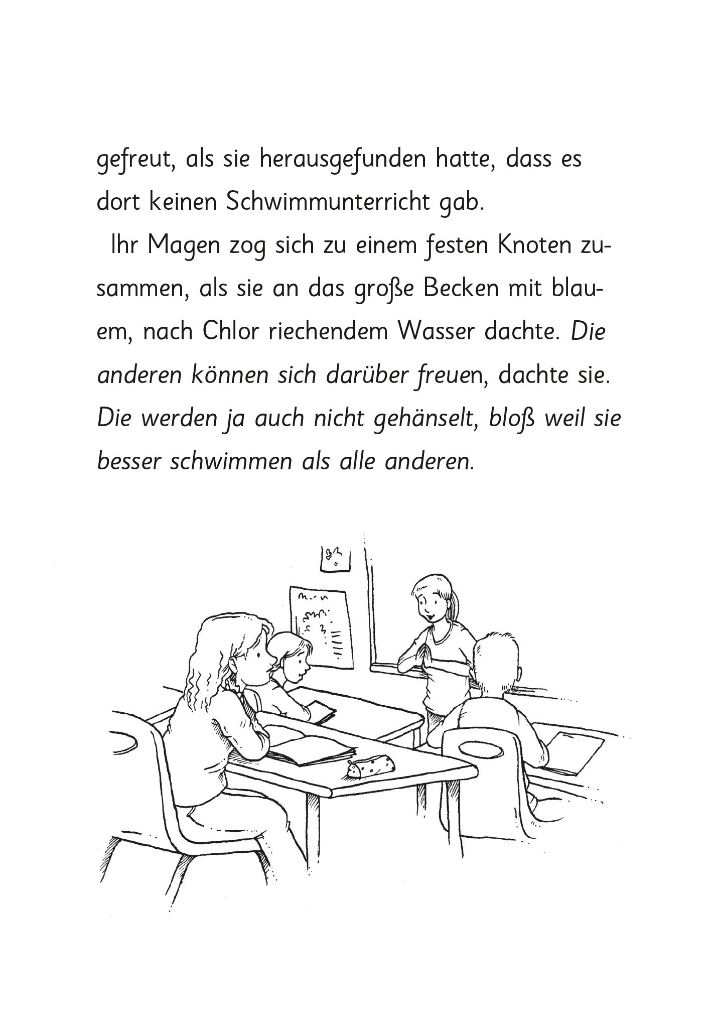 Gezeigt wird eine Innen- oder Zusatzansicht von „Zauberkätzchen – Ein Sprung ins kalte Nass“. Die Abbildung zeigt eine illustrierte Szene in einem Klassenraum mit vier Kindern, die um einen Tisch sitzen. Der Raum ist einfach gehalten, mit einem großen Fenster und einem Flipchart im Hintergrund. Die Farben sind überwiegend in sanften, hellen Tönen gehalten, während die Typografie des Textes modern und gut lesbar ist, mit klaren, schwarz umrandeten Buchstaben auf weißem Hintergrund.
