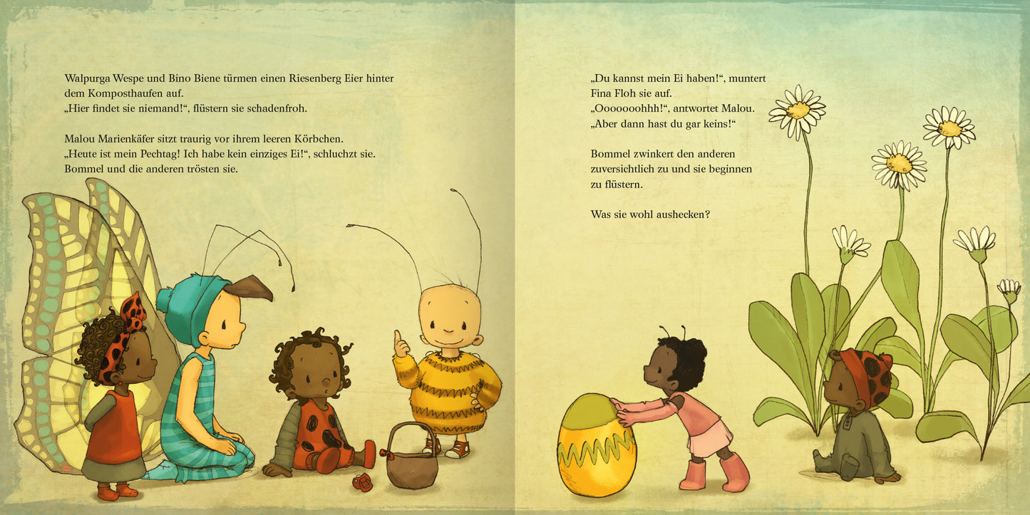 Gezeigt wird eine Innen- oder Zusatzansicht von „Die kleine Hummel Bommel feiert Ostern“. Die Seite ist sanft in Creme- und Pastelltönen gehalten. Auf der linken Seite sitzen farbenfrohe Figuren, darunter eine Hummel und mehrere Kinder, die sich um einen bunten Eierkorb versammeln. Rechts blühen große, fröhliche Blumen und ein Kind greift nach einem gläsernen Osterei. Die verspielte Typografie der Textpassagen ist eindeutig und leicht lesbar.