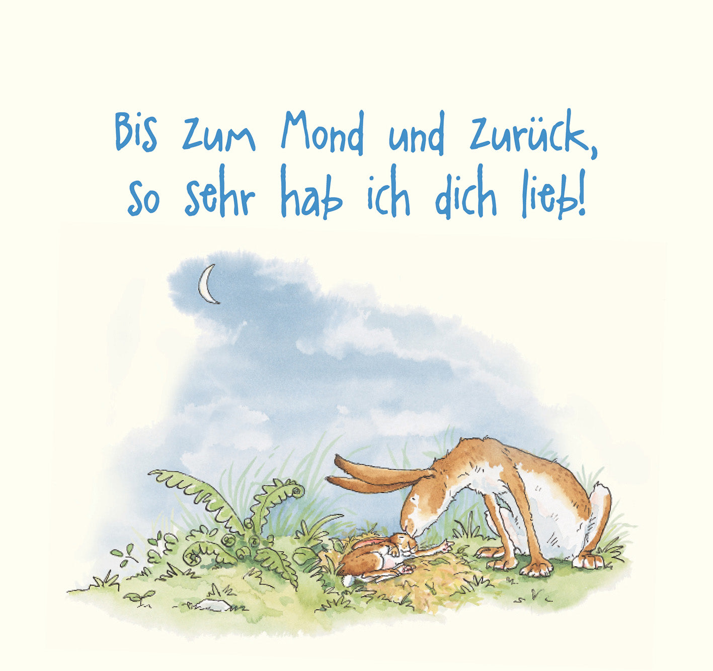 Gezeigt wird eine Innen- oder Zusatzansicht von „Weißt du eigentlich, wie lieb ich dich hab?“. Die Illustration zeigt einen Hasen, der sich über ein kleines Kaninchen beugt. Im Hintergrund ist ein sanfter, himmelblauer Farbverlauf mit einer kleinen Mondsichel und zarten Wolken zu sehen. Grüne Pflanzenfarnen ergänzen die Szenerie. Die Schrift ist verspielt und in einem freundlichen Blau gehalten. Der Text lautet: „Bis zum Mond und zurück, so sehr hab ich dich lieb!“.