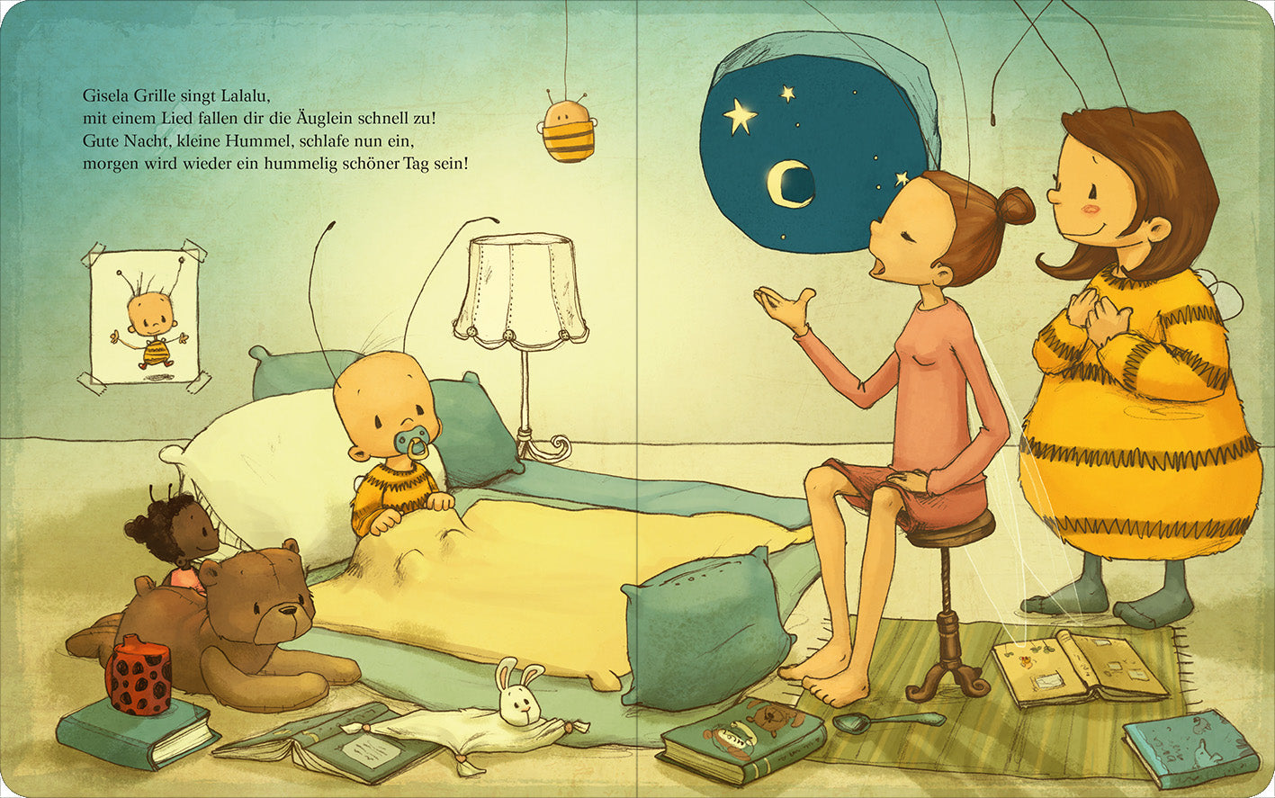 Gezeigt wird eine Innenansicht von „Die Baby Hummel Bommel – Gute Nacht“. Die Illustration zeigt ein gemütliches Schlafzimmer der Baby Hummel Bommel, die im Bett liegt, umgeben von Stofftieren. Eine Frau mit langen Haaren, gekleidet in ein pinkes Oberteil, erzählt eine Gute-Nacht-Geschichte. Die Wand ist in sanften Pastellfarben gehalten, mit einem Mond und Sternen im Hintergrund. Die Schrift ist groß und freundlich gestaltet, was die einladende Atmosphäre unterstreicht.