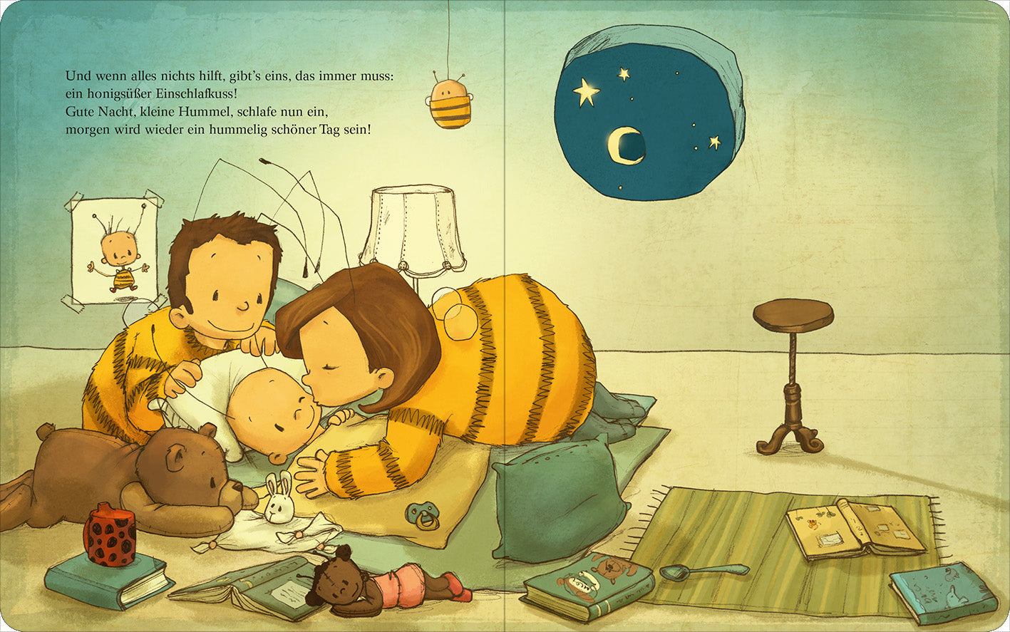 Gezeigt wird eine Innenansicht von „Die Baby Hummel Bommel – Gute Nacht“. Die Illustration zeigt ein warmes, einladendes Schlafzimmer mit sanften Pastellfarben. In der Mitte kuscheln die Hummeleltern mit der Baby Hummel. Die Mutter gibt ihr einen Gute-Nacht-Kuss. Im Hintergrund ist eine Lampe zu sehen. Auf dem Boden liegen Spielzeug und Bücher. Durch das Fenster sieht man den Nachthimmel mit Mond und Sternen. Die Schrift ist spielerisch und kindgerecht gestaltet.