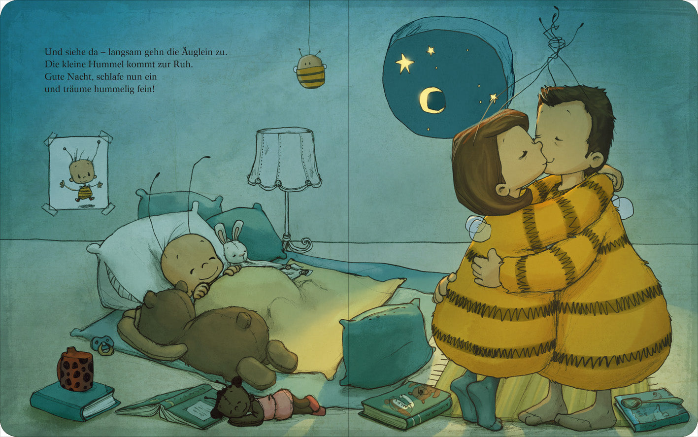 Gezeigt wird eine Innenansicht von „Die Baby Hummel Bommel – Gute Nacht“. Die Illustration zeigt ein gemütliches Kinderzimmer in sanften Blau- und Gelbtönen. Auf der rechten Seite umarmen und küssen sich die Hummeleltern, während im Hintergrund ein Bett mit der schlafenden Baby Hummel und einem Plüschtier steht. An der Wand hängen Bilder von einer Hummel und anderen tierischen Motiven. Durch das Fenster scheint der Mond und Sterne, was der Szene eine beruhigende Atmosphäre...