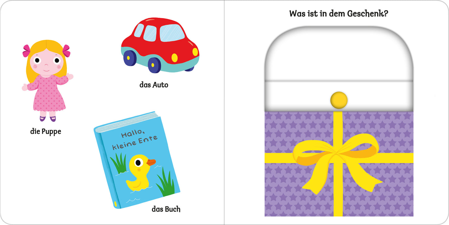Gezeigt wird eine Innen- oder Zusatzansicht von „Mein erstes Buch vom Geburtstag“. Die linke Seite zeigt bunte, kindgerechte Illustrationen: ein Mädchen mit blonden Haaren in einem pinken Kleid, ein rotes Spielzeugauto und ein Buch mit dem Titel „Hallo, kleine Ente“, das einen gelben Enten-Motiv zeigt. Die rechte Seite präsentiert ein Geschenk, umhüllt von lila Papier mit einem gelben Schleifenband und einem runden, weißen Deckel. Die Schrift ist klar und gut lesbar.