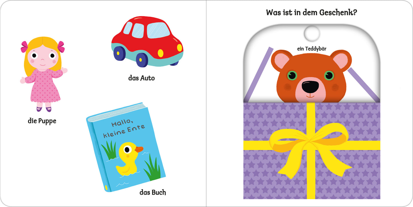 Gezeigt wird eine Innen- oder Zusatzansicht von „Mein erstes Buch vom Geburtstag“. Die Seite präsentiert bunte Illustrationen, darunter ein Mädchen mit blonden Haaren, ein rotes Auto, eine Puppe und ein blaues Buch mit einem gelben Entenmotiv. Auf der rechten Seite befindet sich ein Geschenk mit lila Verpackung und gelbem Geschenkband, aus dem ein Teddybär schaut. Die Schrift ist klar und gut lesbar, mit ansprechenden, kindgerechten Farben.