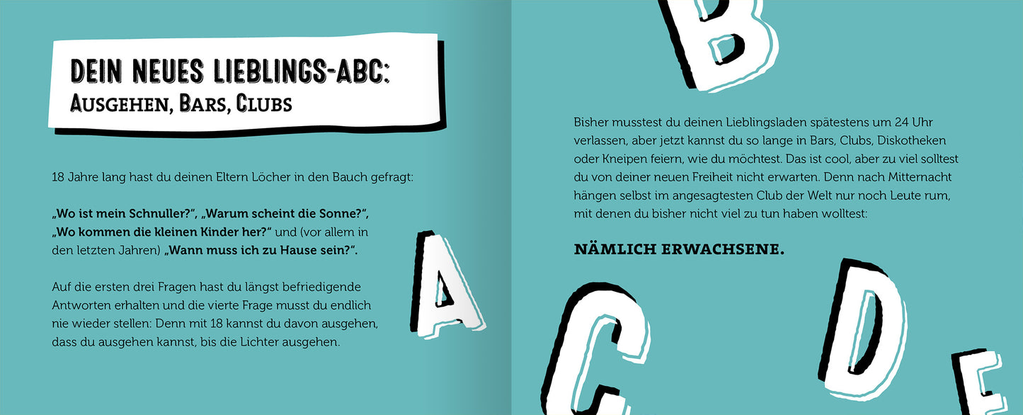Gezeigt wird eine Innenansicht von „Volljährig für Einsteiger“. Die Seite präsentiert ein farbenfrohes, türkisfarbenes Layout mit großen, verspielten Buchstaben in Schwarz und Weiß, die an einem leichten, modernen Stil orientiert sind. Der Text ist in klarer, gut lesbarer Typografie gesetzt, wobei Fragen und Aussagen durch unterschiedliche Schriftgrößen hervorgehoben werden. Ergänzende Inhalte sind durch praktische Illustrationen und Gestaltungselemente visuell unterstützt, um...
