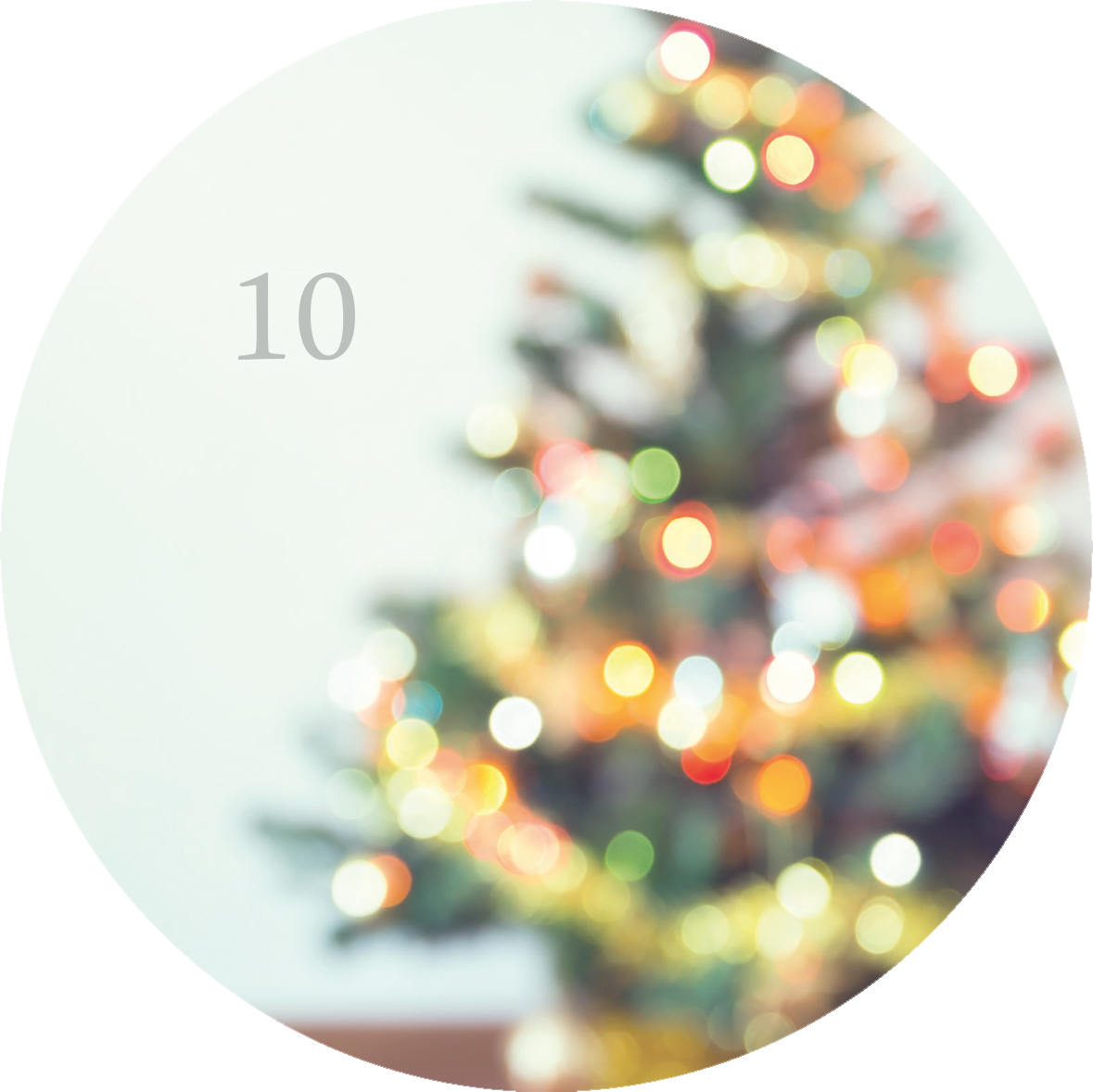 Gezeigt wird eine Innen- oder Zusatzansicht von „Adventskalender in der Dose. 24 kleine Yoga-Auszeiten für den Advent“. Die Darstellung zeigt unscharfe Lichter eines Weihnachtsbaums in sanften, warmen Farben wie Gelb, Grün und Rot, die eine festliche Stimmung erzeugen. In der oberen linken Ecke ist die Zahl „10“ in einem schlichten, grauen Font zu sehen, was auf das entsprechende Türchen des Adventskalenders hinweist. Der Hintergrund ist hell gehalten.