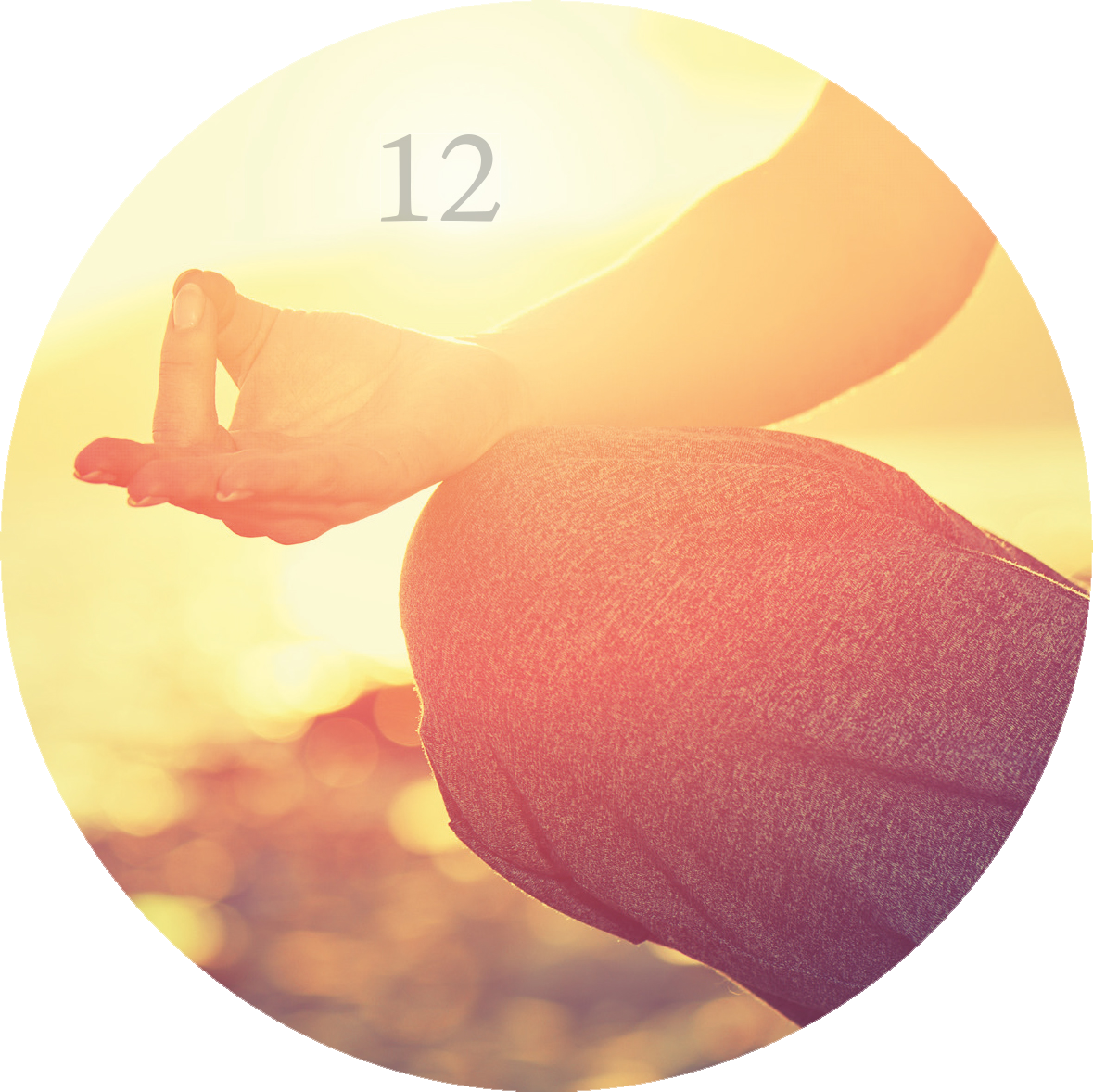 Gezeigt wird eine Innen- oder Zusatzansicht von „Adventskalender in der Dose. 24 kleine Yoga-Auszeiten für den Advent“. Das Bild zeigt eine meditierende Hand in einem sanften, warmen Ambiente. Eine Hälfte des Bildes ist von goldenem Licht durchflutet, während die andere Seite in weicheren, blassen Tönen gehalten ist. In der oberen Mitte ist die Zahl 12 in einer klaren, modernen Typografie sichtbar, die in einem hellen Grauton gestaltet ist. Die Atmosphäre vermittelt Ruhe und...