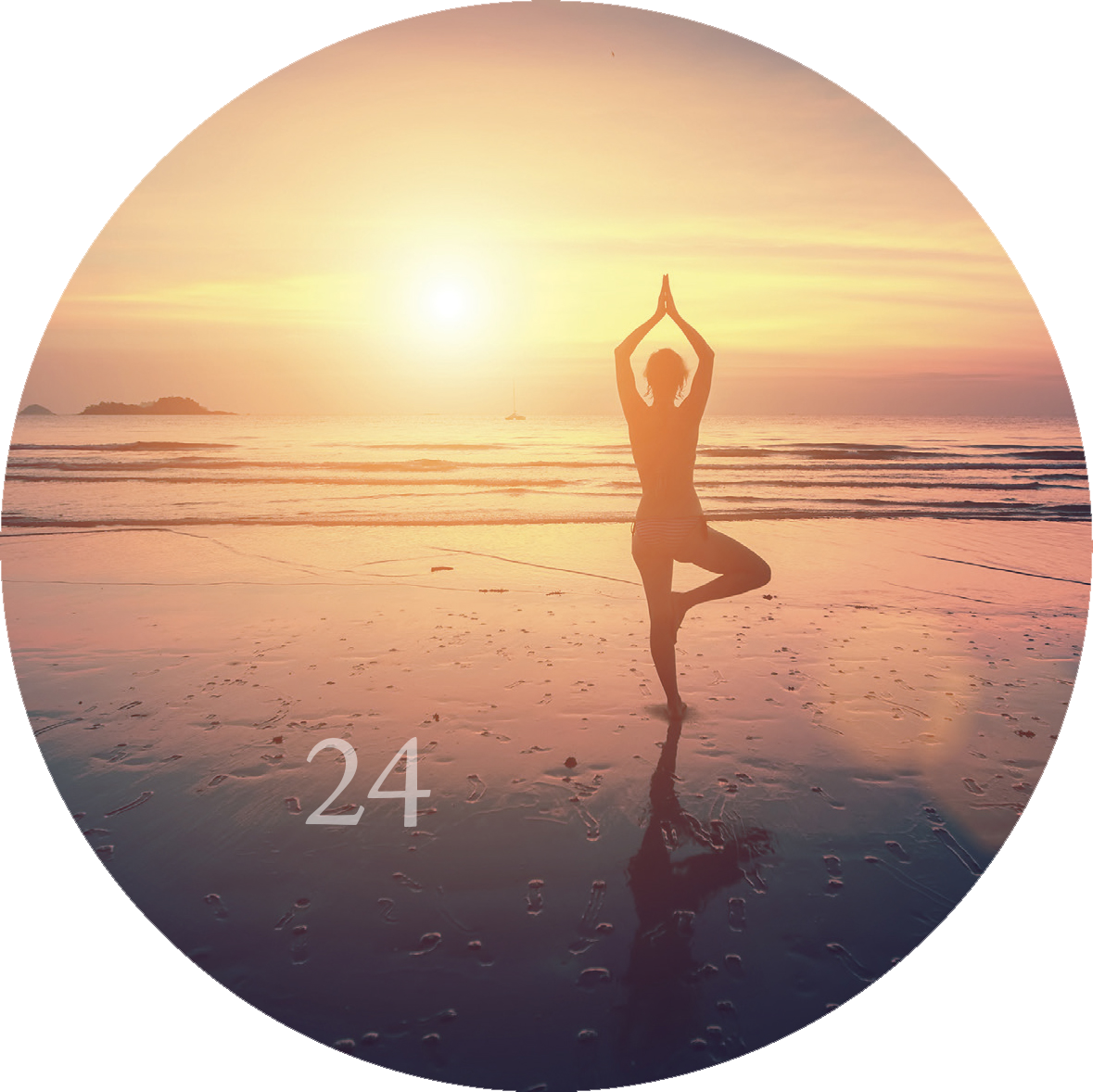 Gezeigt wird eine Innen- oder Zusatzansicht von „Adventskalender in der Dose. 24 kleine Yoga-Auszeiten für den Advent“. Im Mittelpunkt steht eine Silhouette einer Person in der Yoga-Pose „Baum“, die vor einem sanften Sonnenuntergang am Strand steht. Die Farben sind warm und beruhigend, mit sanften Gelb- und Orangetönen des Himmels, die auf eine entspannende Atmosphäre hinweisen. Die Zahl „24“ ist in klarer, weißer Typografie im unteren Bereich platziert.