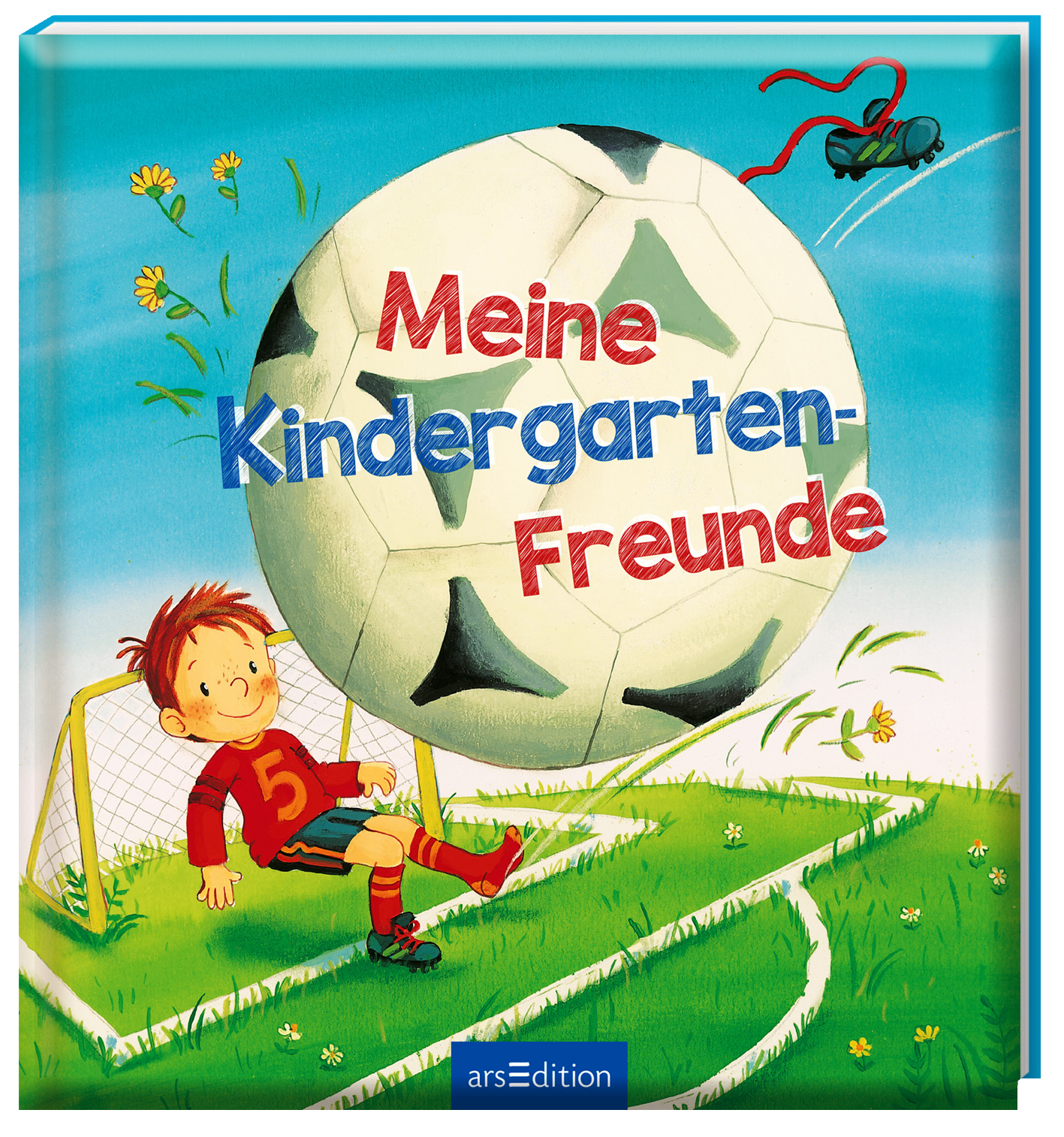 Das Buchcover zeigt einen fröhlichen Jungen in rotem Shirt mit der Nummer 5, der lächelnd unter einem überdimensionierten Fußball steht. Der Ball schwebt über ihm auf einem bunten, hellblauen Hintergrund mit grünen Wiesen und gelben Blumen. Der Titel „Meine Kindergarten-Freunde“ ist in einer verspielten Schrift in Rot und Blau gehalten. Ganz oben rechts fliegt ein rotes Spielzeugflugzeug. Ganz unten mittig steht der Logoschriftzug von arsEdition.