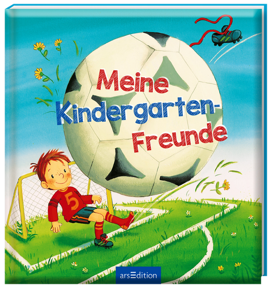 Das Buchcover zeigt einen fröhlichen Jungen in rotem Shirt mit der Nummer 5, der lächelnd unter einem überdimensionierten Fußball steht. Der Ball schwebt über ihm auf einem bunten, hellblauen Hintergrund mit grünen Wiesen und gelben Blumen. Der Titel „Meine Kindergarten-Freunde“ ist in einer verspielten Schrift in Rot und Blau gehalten. Ganz oben rechts fliegt ein rotes Spielzeugflugzeug. Ganz unten mittig steht der Logoschriftzug von arsEdition.