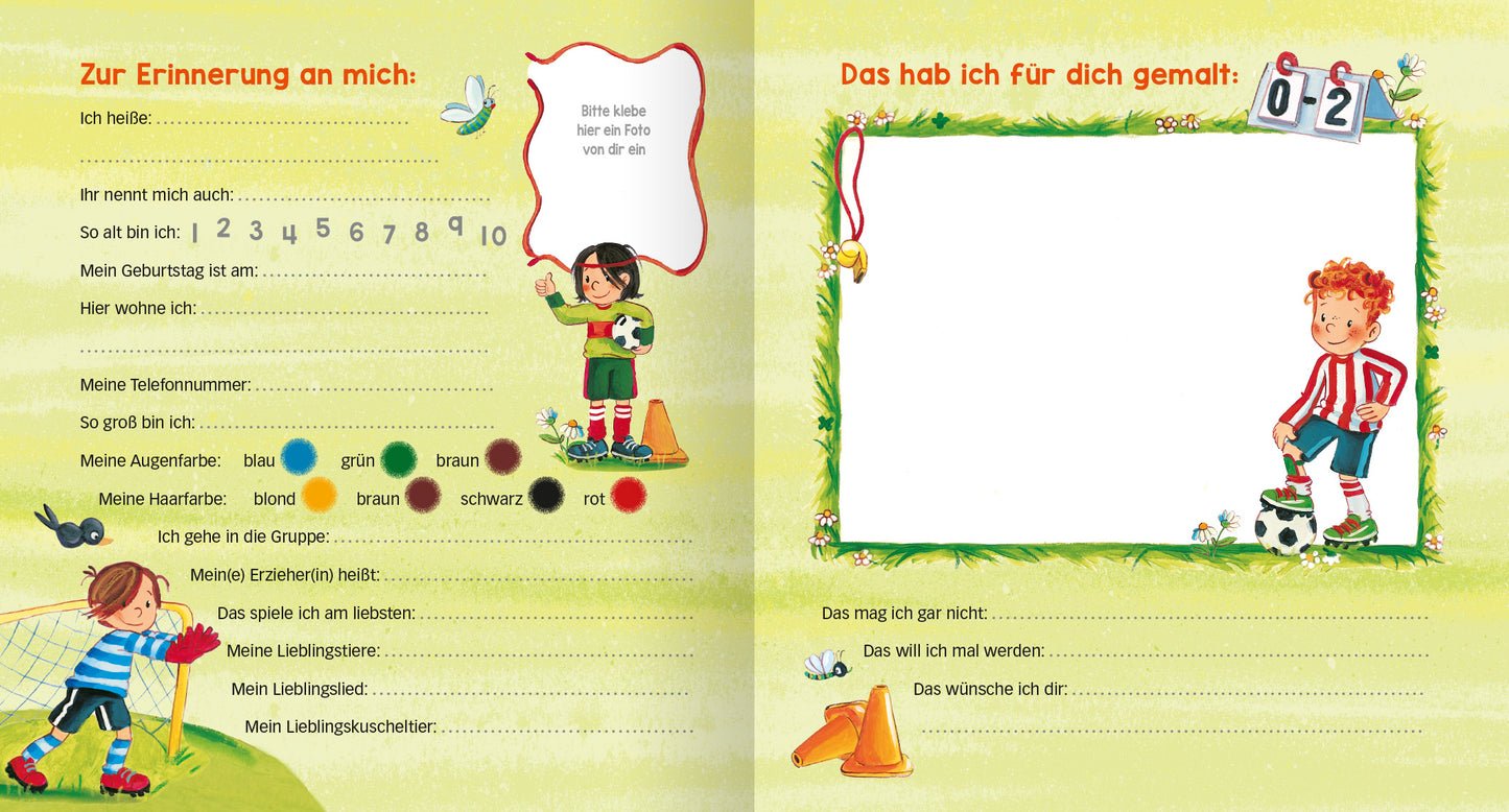 Gezeigt wird eine Innen- oder Zusatzansicht von „Meine Kindergarten-Freunde (Fußball)“. Die Seite ist in sanften Grüntönen gehalten und zeigt zwei kindliche Figuren: einen Jungen mit einem Fußball im linken Teil und ein Mädchen mit einem Ball in der Hand auf der linken Seite. Auf der rechten Seite befindet sich ein leerer Bereich mit einem bunten Rahmen für kreative Zeichnungen. Ein fröhliches Layout wird durch kleine Illustrationen von Vögeln und Fußbällen ergänzt. Die Schrift...