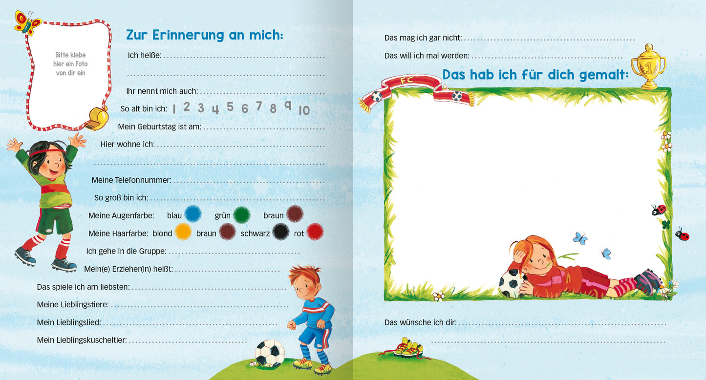 Gezeigt wird eine Innen- oder Zusatzansicht von „Meine Kindergarten-Freunde (Fußball)“. Die Seiten sind hellblau und mit bunten Illustrationen von Kindern, die Fußball spielen, dekoriert. Links befindet sich ein Bereich mit auffälliger, verspielter Schrift für persönliche Angaben wie Namen und Geburtstag. Rechts ist ein leerer Rahmen für Zeichnungen mit einem Fußballmotiv und einer Pokaltrophäe oben. Die Schrift ist kindgerecht und gut lesbar, die Gesamtdarstellung vermittelt Freude...