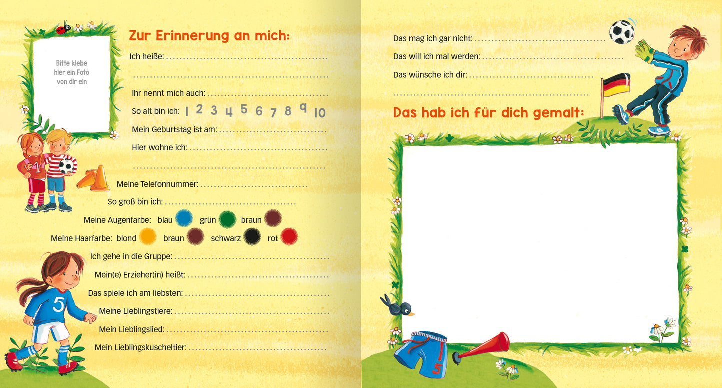 Gezeigt wird eine Innen- oder Zusatzansicht von „Meine Kindergarten-Freunde (Fußball)“. Die Doppelseite präsentiert einen farbenfrohen Hintergrund in Gelb, umrahmt von grünen Pflanzenornamenten. Links befindet sich ein Abschnitt mit Feldern zur Eintragung persönlicher Informationen, umgeben von bunten, spielenden Kindern, darunter ein Mädchen mit einem blauen Kleid und ein Junge in Fußballtrikots. Auf der rechten Seite zeigt ein leerer Bereich, der zum kreativen Gestalten anregt. Die...