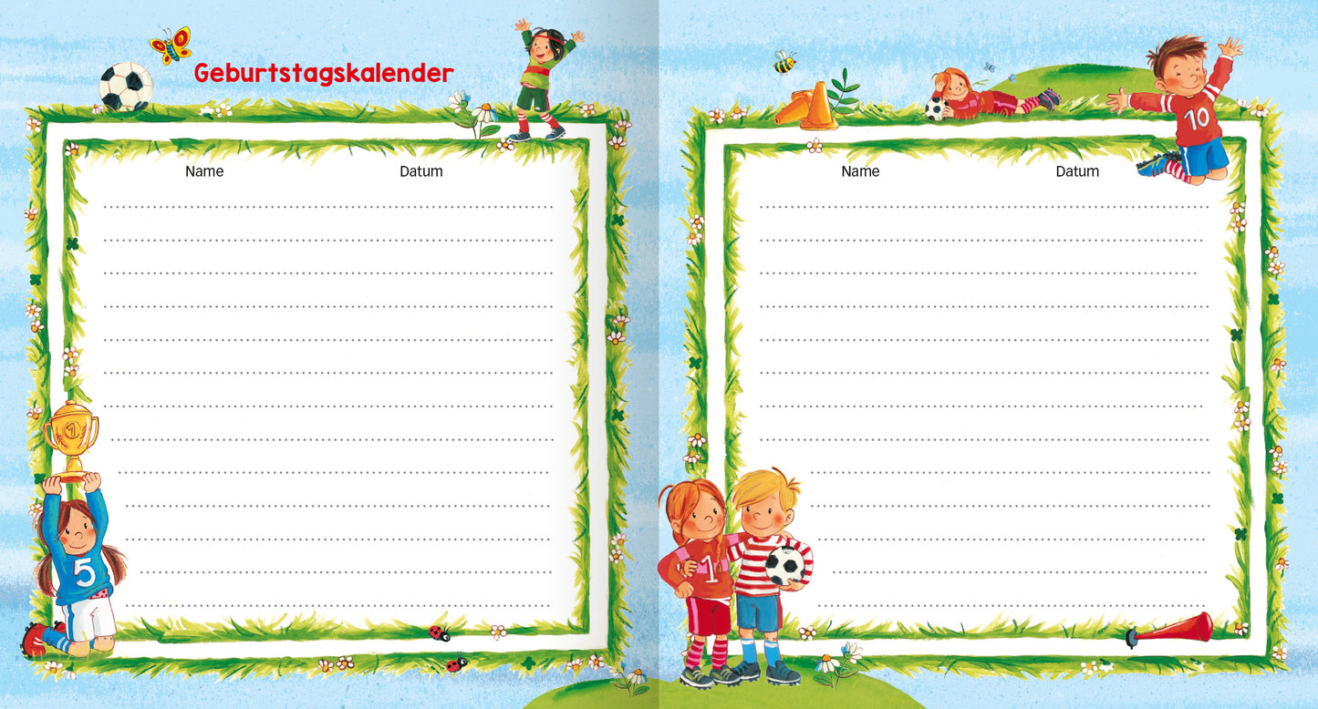 Gezeigt wird eine Innenansicht von „Meine Kindergarten-Freunde (Fußball)“. Die Seite ist hellblau mit einer grünen Wiese am unteren Rand. Oben steht in roter Schrift „Geburtstagskalender“. Links und rechts befinden sich zwei Kästchen mit Platz für Namen und Daten, umgeben von einer bunten, floral dekorierten Rahmen. Illustrationen von Kindern in Fußballtrikots und verschiedenen sportlichen Aktivitäten ergänzen die Seite und schaffen eine fröhliche, einladende Atmosphäre.