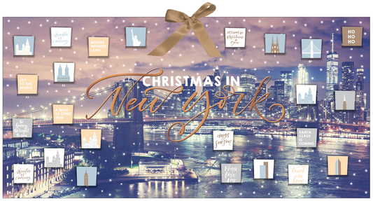 Das Buchcover zeigt eine festliche Winterlandschaft von New York City, unter einem sanften lila Himmel. Im Vordergrund glitzert die Skyline am Wasser, beleuchtet von vielen Lichtern. Groß und geschwungen steht der Titel „CHRISTMAS IN New York“ in goldener Schrift, umrahmt von einer eleganten Schleife. Auf dem Cover sind mehrere quadratische Fenster mit Illustrationen und kurzen Texten platziert. In der oberen linken Ecke befindet sich ein kleiner „SPIEGEL Bestseller“-Button mit dem...