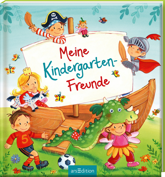 Auf dem bunten Buchcover tummeln sich fünf fröhliche Kinder in fantasievollen Kostümen, darunter ein Pirat, eine Prinzessin, ein Ritter und ein Drachenfreund. In der Mitte hält ein kleines Mädchen ein großes Schild mit der Aufschrift „Meine Kindergarten-Freunde“ in verspielter, roter Schrift. Die Farben sind lebhaft und fröhlich, umgeben von Schmetterlingen und Blumen, die eine einladende Atmosphäre schaffen. Ganz unten mittig steht der Logoschriftzug von arsEdition.