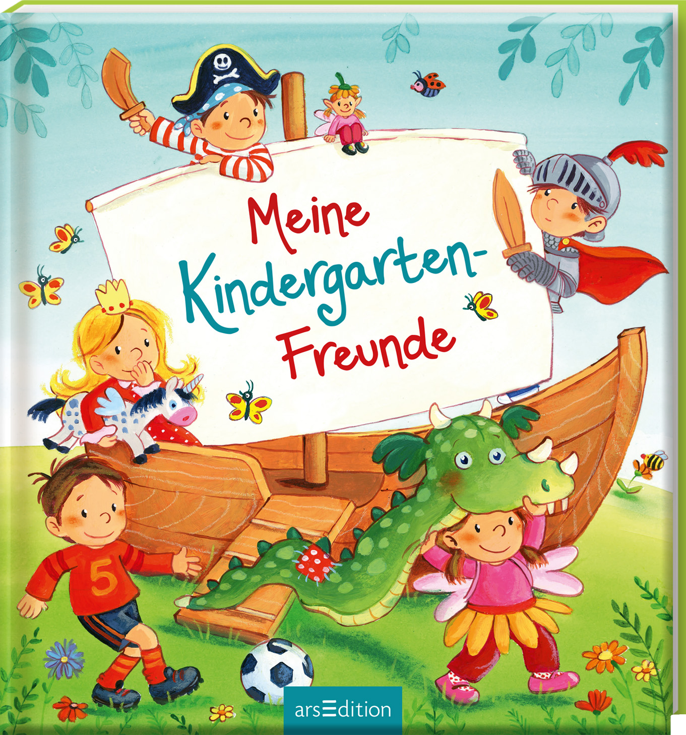 Auf dem bunten Buchcover tummeln sich fünf fröhliche Kinder in fantasievollen Kostümen, darunter ein Pirat, eine Prinzessin, ein Ritter und ein Drachenfreund. In der Mitte hält ein kleines Mädchen ein großes Schild mit der Aufschrift „Meine Kindergarten-Freunde“ in verspielter, roter Schrift. Die Farben sind lebhaft und fröhlich, umgeben von Schmetterlingen und Blumen, die eine einladende Atmosphäre schaffen. Ganz unten mittig steht der Logoschriftzug von arsEdition.