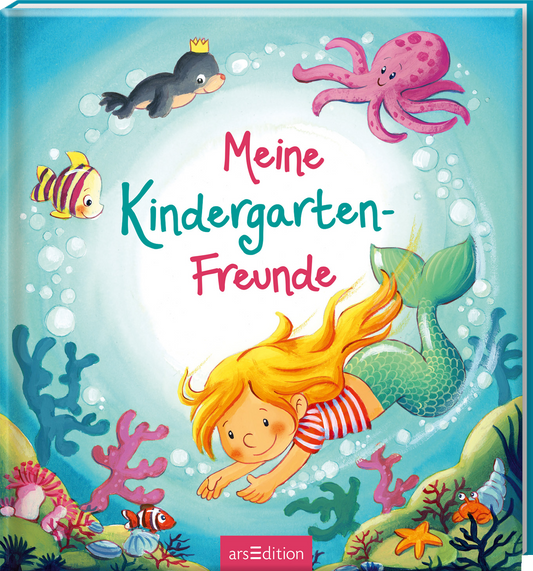 Das Buchcover zeigt eine fröhliche Unterwasserwelt mit bunten Fischen und einer Meerjungfrau mit orangefarbenem Haar und Streifenoberteil. Im Hintergrund sind ein freundlicher Oktopus und ein kleiner Delfin zu sehen. Der Titel „Meine Kindergarten-Freunde“ ist in spielerischer, runder Schrift in Rot und Blau gehalten. Oben links schimmert ein leuchtend blauer Farbton, der die fröhliche Atmosphäre unterstreicht. Ganz unten mittig steht der Logoschriftzug von arsEdition.