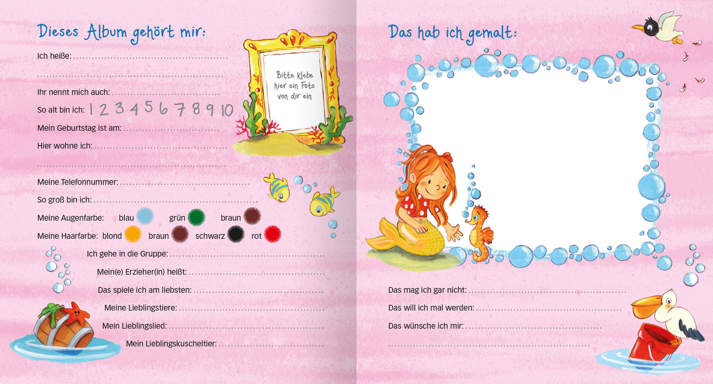 Gezeigt wird eine Innen- oder Zusatzansicht von „Meine Kindergarten-Freunde (Meerjungfrau)“. Die Doppelseite ist in sanften Rosa- und Blautönen gehalten. Auf der linken Seite befinden sich strukturierte Felder für persönliche Informationen, umrahmt von handgezeichneten Meerjungfrauen und bunten Fischen. Der rechte Bereich bietet einen großen, leeren Rahmen für Zeichnungen, umgeben von blauen Blasen. Die Schrift ist kindgerecht und gut lesbar, wobei die Überschriften verspielt...