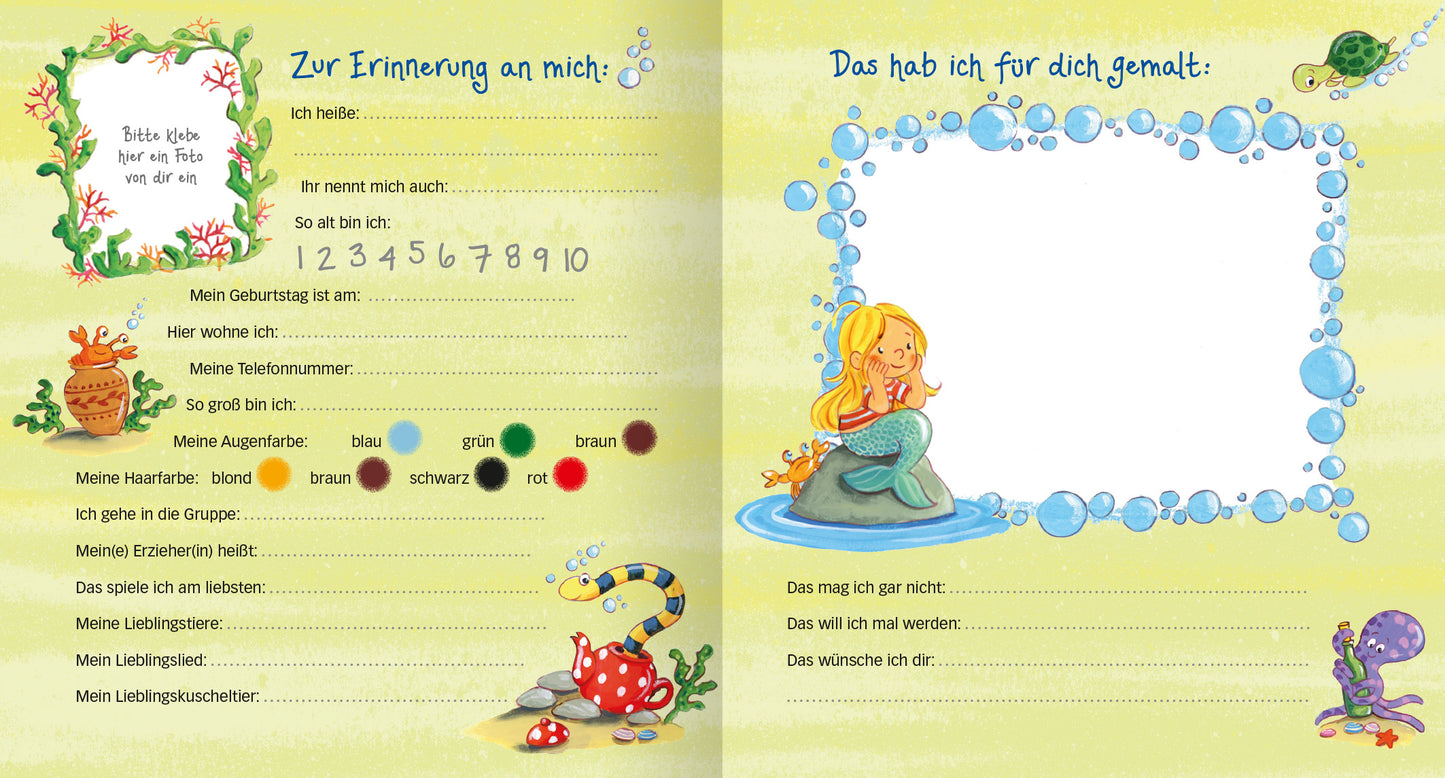 Gezeigt wird eine Innen- oder Zusatzansicht von „Meine Kindergarten-Freunde (Meerjungfrau)“. Die Seite ist in sanften Pastellfarben gehalten, vorwiegend in Gelb und Grün. Auf der linken Seite befinden sich mehrere Felder mit handschriftlichen Vorlagen, um persönliche Informationen einzutragen, umgeben von Illustrationen von Unterwasserlebewesen und einer bunten Umrandung. Auf der rechten Seite ist ein leeres Feld, um eigene Zeichnungen oder Gedanken festzuhalten, mit einer kleinen...