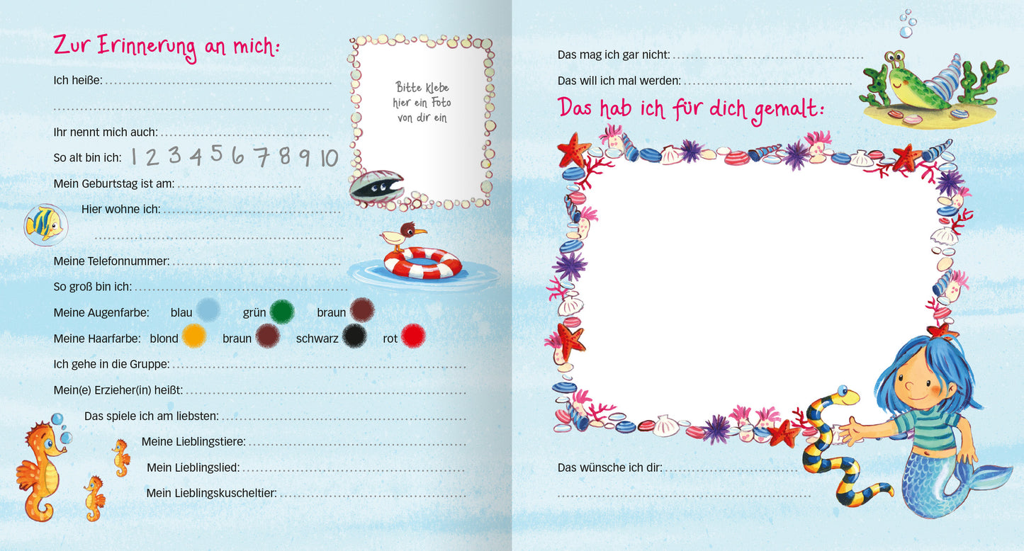 Gezeigt wird eine Innen- oder Zusatzansicht von „Meine Kindergarten-Freunde (Meerjungfrau)“. Die Seite ist hellblau hinterlegt und zeigt verspielte Illustrationen von Meerestieren, darunter Seepferdchen und eine Meerjungfrau mit langen, blauen Haaren. Links befindet sich ein Bereich für persönliche Angaben mit beschrifteten Feldern in schwarzer und bunter Typografie. Rechts ist ein leeres Feld mit einem dekorativen Rahmen aus bunten Unterwasser-Sternen und Muscheln, in dem Kinder ihre...