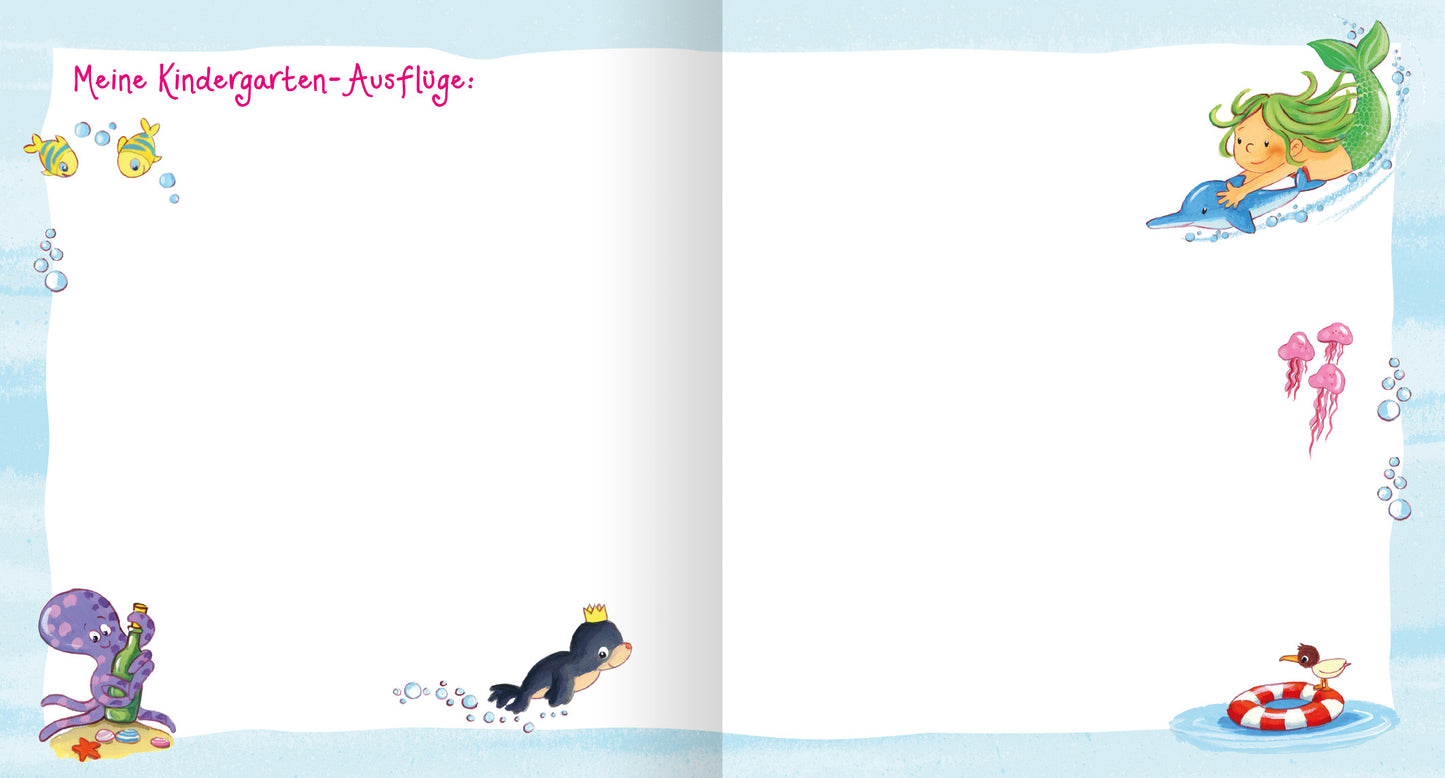 Gezeigt wird eine Innenansicht von „Meine Kindergarten-Freunde (Meerjungfrau)“. Die Doppelseite zeigt einen hellen, aquamarinfarbenen Hintergrund, der an Wasser erinnert. Oben links steht in pinker Schreibschrift „Meine Kindergarten-Ausflüge“. Um die Seite verteilen sich fröhliche Illustrationen von Meerestieren wie einem Delfin, einer Meerjungfrau und Quallen, die lebendige Farben wie Blau, Violett und Gelb aufweisen. Die leere Fläche in der Mitte bietet Platz für persönliche...