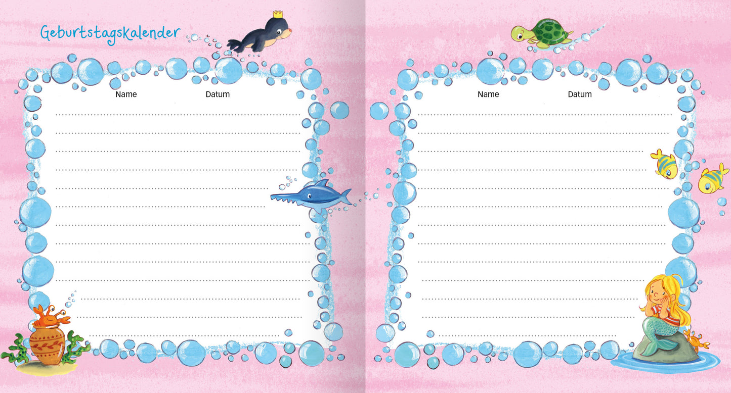 Gezeigt wird eine Innen- oder Zusatzansicht von „Meine Kindergarten-Freunde (Meerjungfrau)“. Die Doppelseite präsentiert einen rosa Hintergrund mit blauen Blubberblasen. Oben steht der Titel „Geburtstagskalender“ in verspielter, bunter Typografie. Auf der linken Seite sind Zeilen für „Name“ und „Datum“ vorgesehen, um Eintragungen zu ermöglichen. Um die Linien sind Illustrationen von Meeresbewohnern, darunter eine Meerjungfrau, ein Fisch und eine Schildkröte, die das maritime...