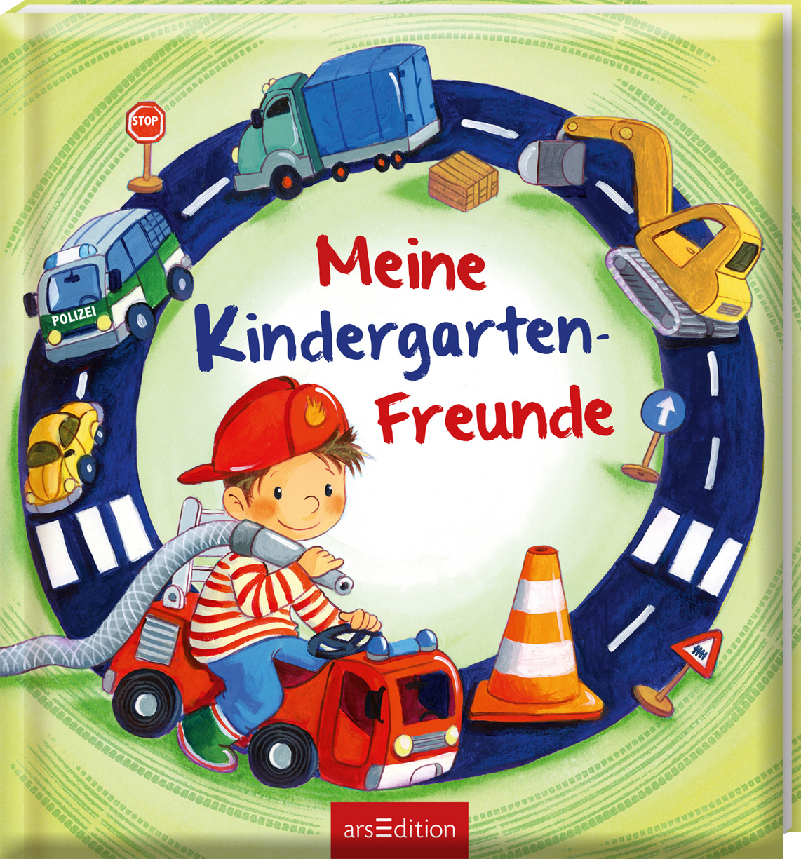 Das Buchcover zeigt einen Jungen mit roter Kappe und gestreiftem Shirt, der auf einem roten Feuerwehr-Spielzeugauto sitzt. Um ihn herum sind verschiedene Fahrzeuge wie ein Lkw, ein Polizeiwagen und ein Bagger abgebildet, die auf einem runden Straßenmuster angeordnet sind. Der Titel „Meine Kindergarten-Freunde“ steht in großen Buchstaben in der Mitte. Die Farbpalette ist lebhaft und ansprechend. Ganz unten mittig steht der Logoschriftzug von arsEdition.