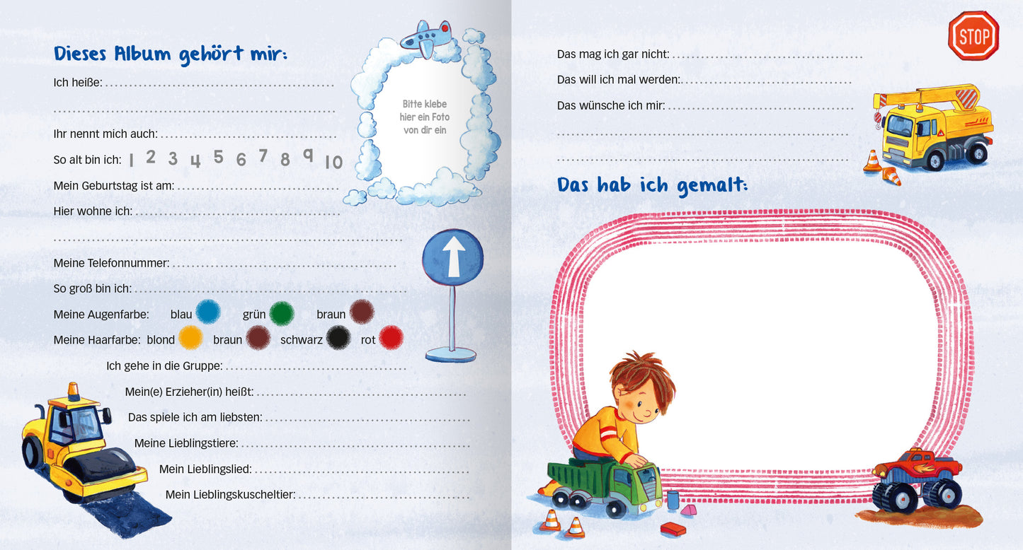 Gezeigt wird eine Innenansicht von „Meine Kindergarten-Freunde (Fahrzeuge)“. Der Hintergrund ist hellblau mit etwas dunkleren Streifen. Über die Doppelseite verteilt befinden sich Felder zur Eintragung persönlicher Daten und rechts ist Platz, um ein Bild zu malen. Umgeben sind die Felder von Illustrationen von Fahrzeugen wie einer Walze, einem Kind mit einem Spielzeugauto und verschiedenen Verkehrszeichen. Die Seite ist freundlich und kindgerecht gestaltet.