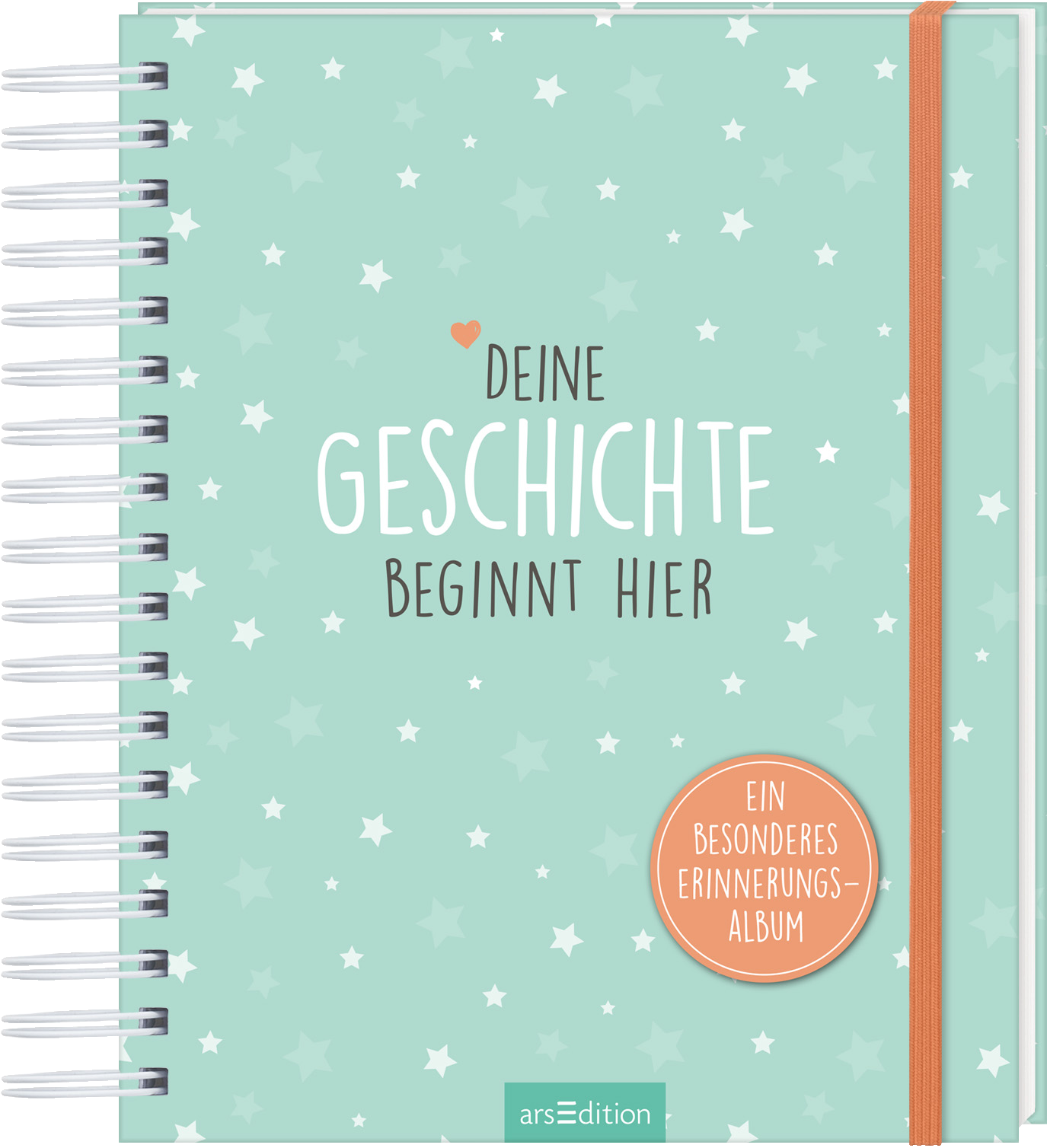 Das Cover zeigt einen mintgrünen Hintergrund, der mit weißen Sternen und einem kleinen, roten Herz dekoriert ist. In der Mitte steht in großen, weißen Buchstaben „DEINE GESCHICHTE“ und in darunter in kleinerer, dunkelgrauer Schrift „BEGINNT HIER“. Rechts am Rand befindet sich eine orangefarbene Bindung. Unten rechts ist ein runder, oranger Button mit dem Text „EIN BESONDERES ERINNERUNGS-ALBUM“. Ganz unten mittig steht der Logoschriftzug von arsEdition.