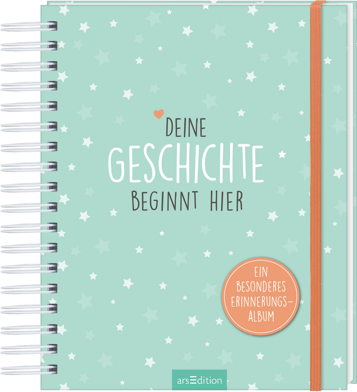 Das Cover zeigt einen mintgrünen Hintergrund, der mit weißen Sternen und einem kleinen, roten Herz dekoriert ist. In der Mitte steht in großen, weißen Buchstaben „DEINE GESCHICHTE“ und in darunter in kleinerer, dunkelgrauer Schrift „BEGINNT HIER“. Rechts am Rand befindet sich eine orangefarbene Bindung. Unten rechts ist ein runder, oranger Button mit dem Text „EIN BESONDERES ERINNERUNGS-ALBUM“. Ganz unten mittig steht der Logoschriftzug von arsEdition.