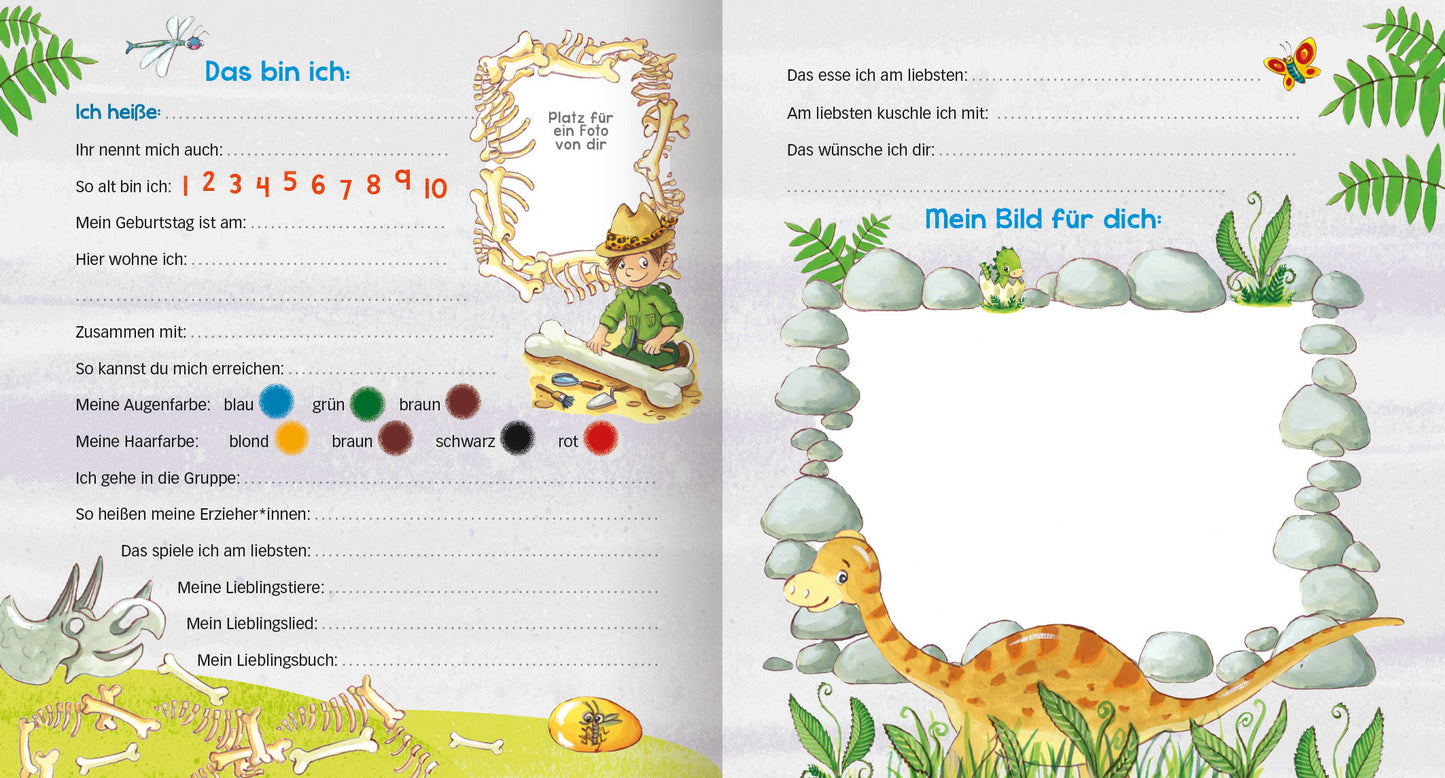 Gezeigt wird eine Innen- oder Zusatzansicht von „Meine Kindergarten-Freunde (Dinosaurier)“. Die linke Seite präsentiert ein buntes Layout mit einer Illustration eines Kindes in einer Krone, umgeben von Dinosaurier-Skeletten, Pflanzen und bunten Elementen. In verschiedenen Schriftgrößen sind die Fragen zur Selbstbeschreibung aufgelistet. Die rechte Seite zeigt einen leeren Bereich für das eigene Bild, umrahmt von Steinen und grünen Blättern. Die Farben sind lebhaft, vor allem Gelb,...