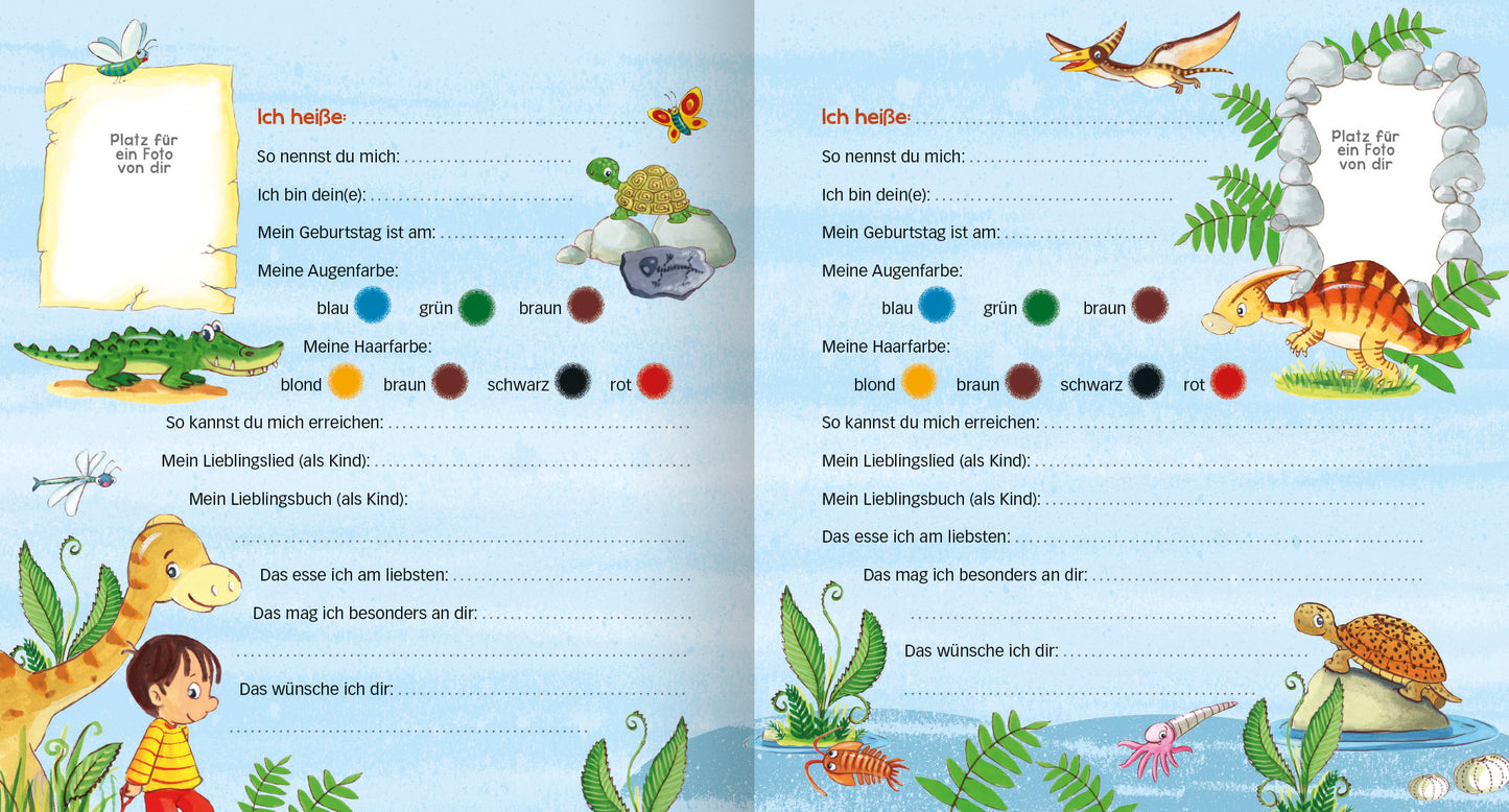 Gezeigt wird eine Innen- oder Zusatzansicht von „Meine Kindergarten-Freunde (Dinosaurier)“. Die Doppelseite ist farbenfroh gestaltet mit einem hellblauen Hintergrund. Links befinden sich Platzhalter für persönliche Informationen mit einem verschnörkelten Rahmen. Rechts sind verschiedene Dino-Illustrationen, darunter ein bunter Pflanzenfresser und ein weiteres Tier. Bunte Schriftarten heben die Fragen und Antworten hervor, während die Zeichnungen von Pflanzen und Tieren die lebendige...