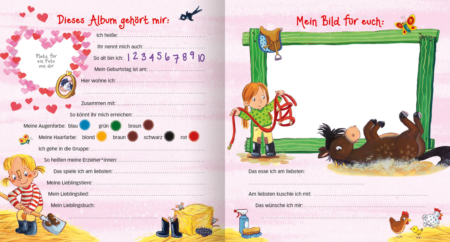 Gezeigt wird eine Innen- oder Zusatzansicht von „Meine Kindergarten-Freunde (Pferde)“. Die Doppelseite zeigt auf der linken Seite ein farbenfrohes, herzförmiges Design mit Platz für persönliche Informationen wie Name und Geburtstag in einer verspielten Schrift. Auf der rechten Seite befindet sich ein grüner Bilderrahmen mit einem freundlichen, spielenden Pferd. Die Seiten sind in sanften Pastellfarben gehalten, wobei rosa und gelb dominieren. Illustrationen von Tieren und Spielzeugen...