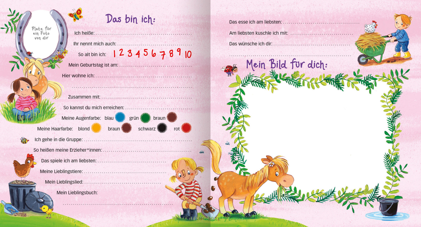 Gezeigt wird eine Innen- oder Zusatzansicht von „Meine Kindergarten-Freunde (Pferde)“. Die Doppelseite ist in sanften Pastellfarben gehalten, überwiegend mit einem rosa Hintergrund. Links sind spielende Kinder und ein Huhn dargestellt. Der obere Bereich enthält Fragen zur Vorstellung, darunter Platz für persönliche Angaben und eine bunte Typografie mit verschiedenen Schriftgrößen. Rechts findet sich ein dekorativer Rahmen aus Blättern für ein Zeichnungsfeld, das zum kreativen...