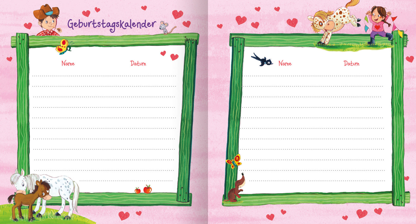 Gezeigt wird eine Innen- oder Zusatzansicht von „Meine Kindergarten-Freunde (Pferde)“. Die Seite zeigt einen Geburtstagstkalender, umrahmt von einem grünen Holzzaun. Im oberen Bereich steht „Geburtstagskalender“ in farbenfroher, handschriftlicher Typografie. Auf der linken Seite sind zwei niedliche Pferde abgebildet, während auf der rechten Seite ein Hund und ein Mädchen dargestellt sind. Der Hintergrund ist in sanftem Rosa gehalten und mit kleinen, roten Herzen verziert. Es gibt...