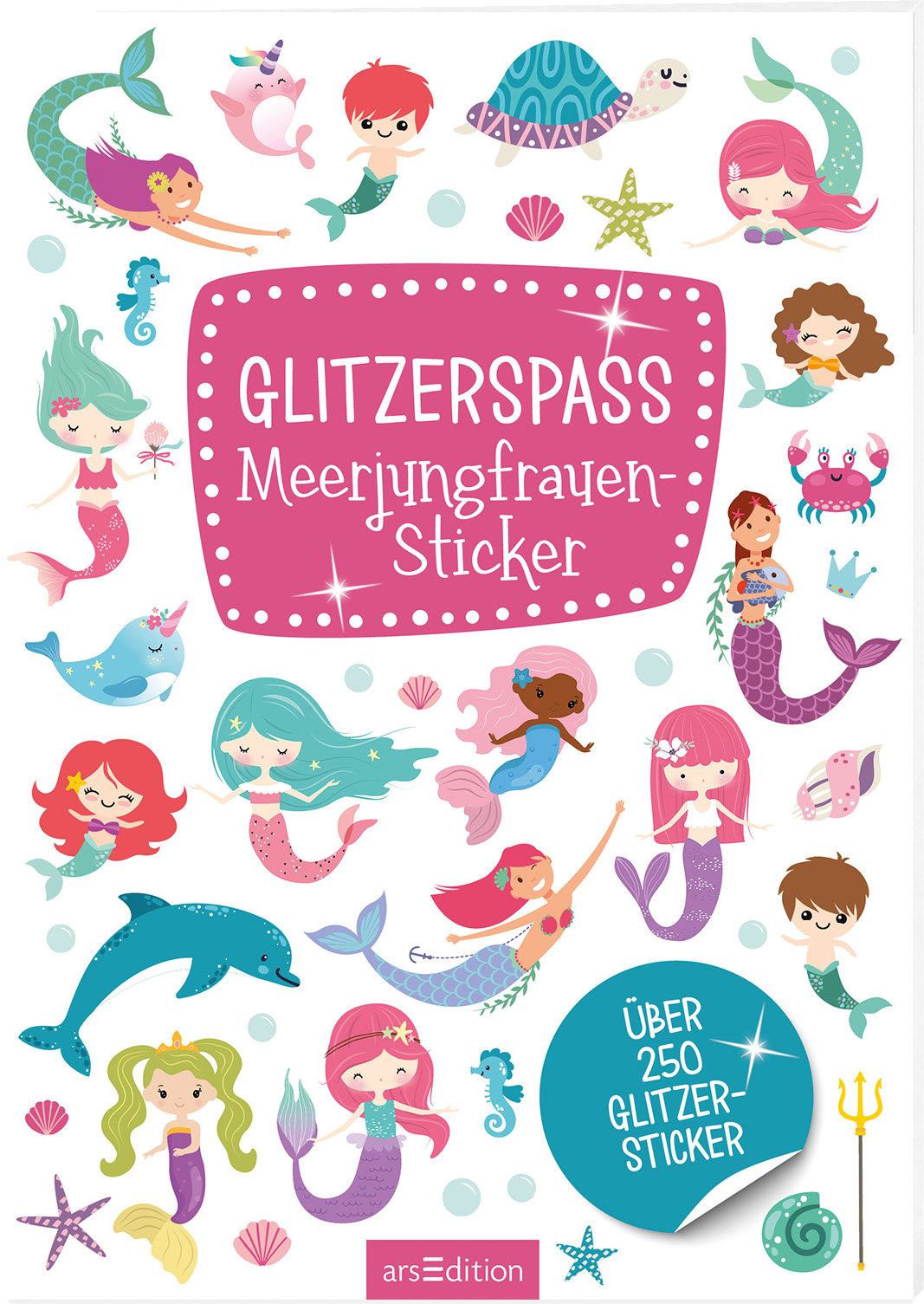 Das Cover zeigt eine bunte, vielseitige Illustration mit verschiedenen Meerjungfrauen, Fischen und anderen Unterwassertieren in lebhaften Farben wie Rosa, Blau und Lila. In der Mitte des Covers befindet sich ein großes, rosafarbenes Banner mit weißen Punkten, auf dem in verspielter Schrift „GLITZERSPASS Meerjungfrauen-Sticker“ steht. Unter dem Banner hebt sich der Text „ÜBER 250 GLITZER-STICKER“ ab. Ganz unten mittig steht der Logoschriftzug von arsEdition.
