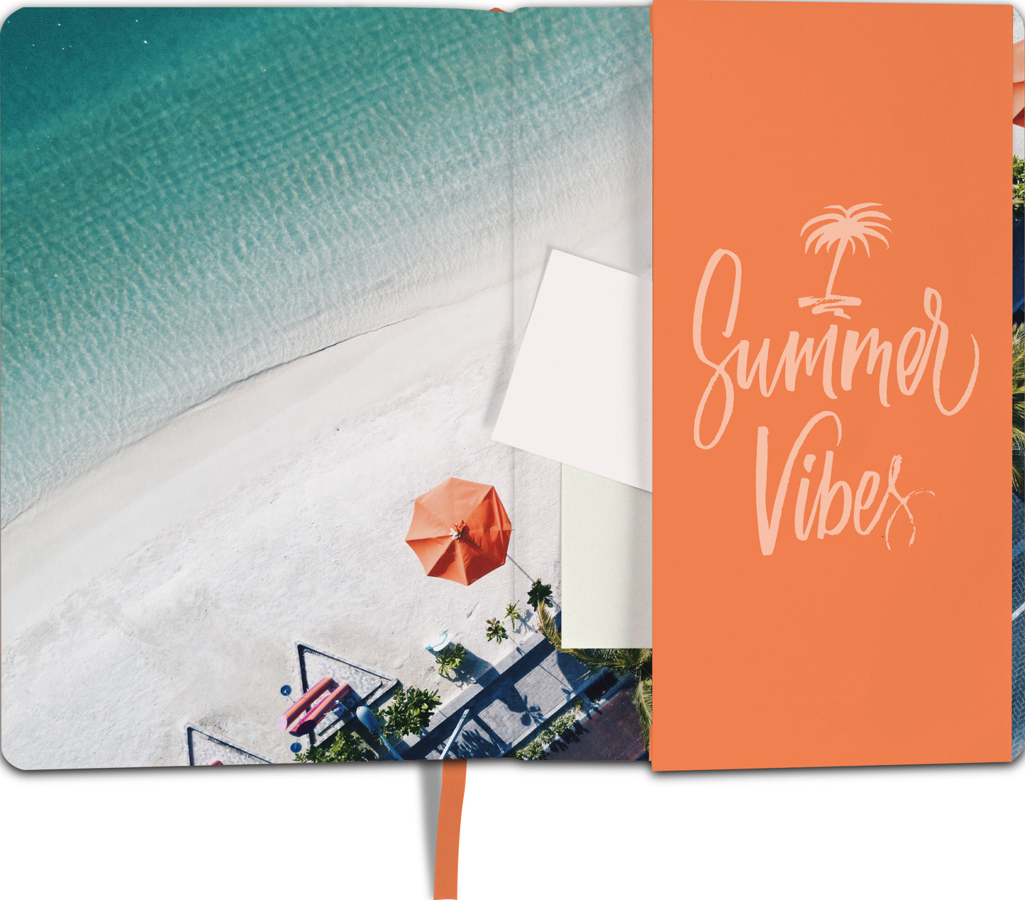 Gezeigt wird eine Innen- oder Zusatzansicht von „myNOTES Notizbuch A5: Life is beautiful“. Die Ansicht zeigt eine farbenfrohe, orangefarbene Innenseite mit dem Schriftzug „Summer Vibes“ in geschwungener, weißer Typografie. Im Hintergrund ist ein Bild eines Strandes mit klarem Wasser und einem orangen Sonnenschirm zu sehen. Die Farben sind lebhaft und vermitteln eine sommerliche Stimmung, während die Gestaltung eine einladende und kreative Atmosphäre schafft.