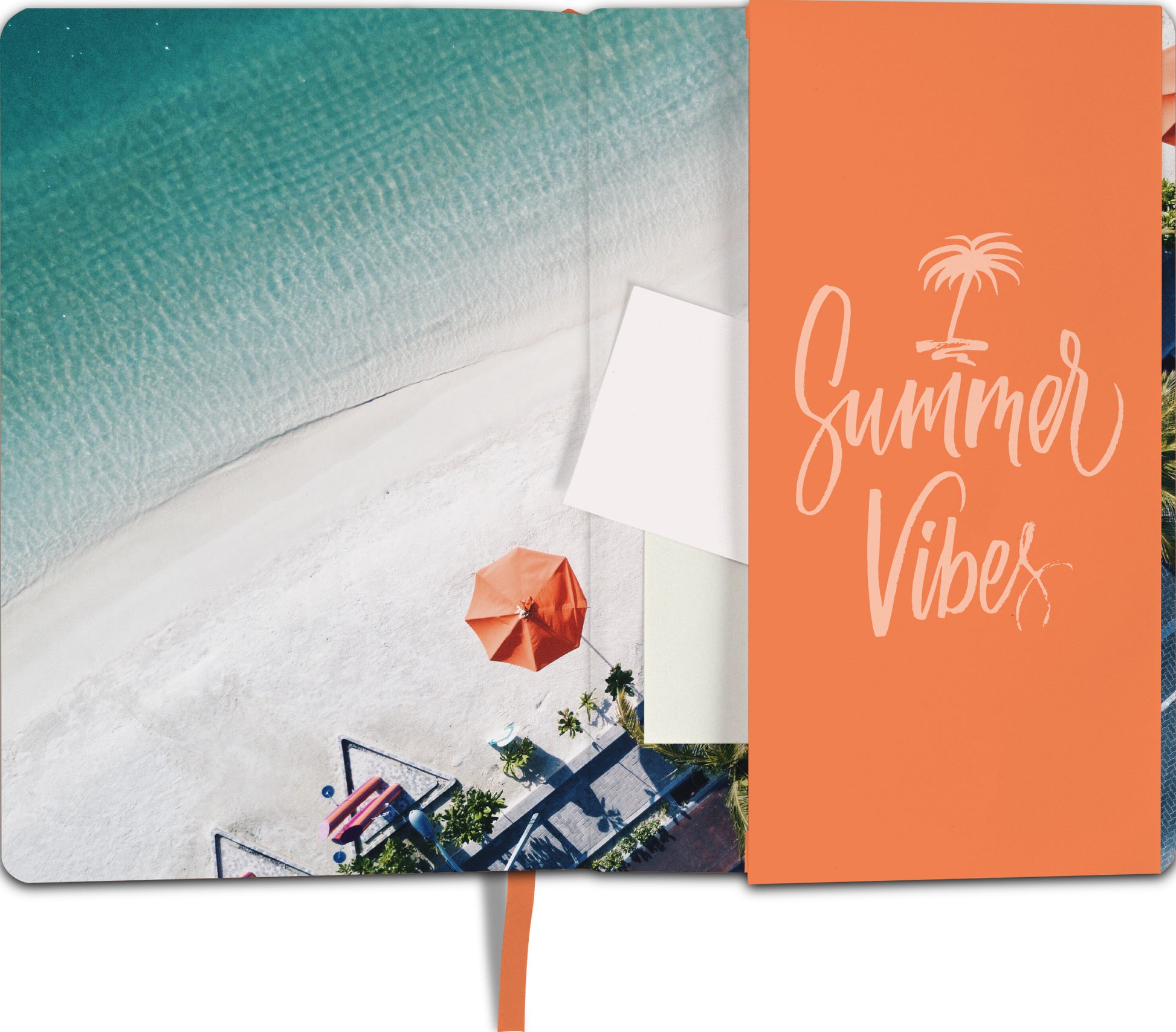 Gezeigt wird eine Innen- oder Zusatzansicht von „myNOTES Notizbuch A5: Life is beautiful“. Die Ansicht zeigt eine farbenfrohe, orangefarbene Innenseite mit dem Schriftzug „Summer Vibes“ in geschwungener, weißer Typografie. Im Hintergrund ist ein Bild eines Strandes mit klarem Wasser und einem orangen Sonnenschirm zu sehen. Die Farben sind lebhaft und vermitteln eine sommerliche Stimmung, während die Gestaltung eine einladende und kreative Atmosphäre schafft.