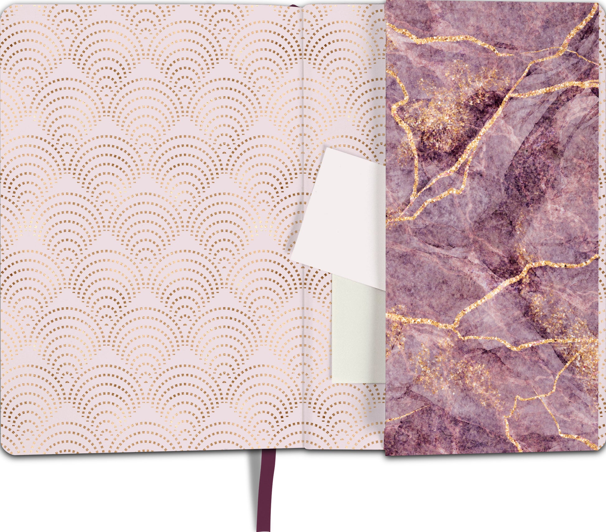 Gezeigt wird eine Innen- oder Zusatzansicht von „myNOTES Notizbuch A5: Gedankenmalerei“. Das Innere präsentiert sich in sanften Rosa- und Goldtönen mit einem wellenartigen Muster, das an asiatische Designs erinnert. Auf der rechten Seite ist eine strukturierte Oberfläche in lila mit goldenen Aderungen zu sehen, die einen eleganten und modernen Eindruck vermittelt. Das Notizbuch enthält ein Fach für Notizen oder Karten und einen lila Leseband als praktisches Detail.