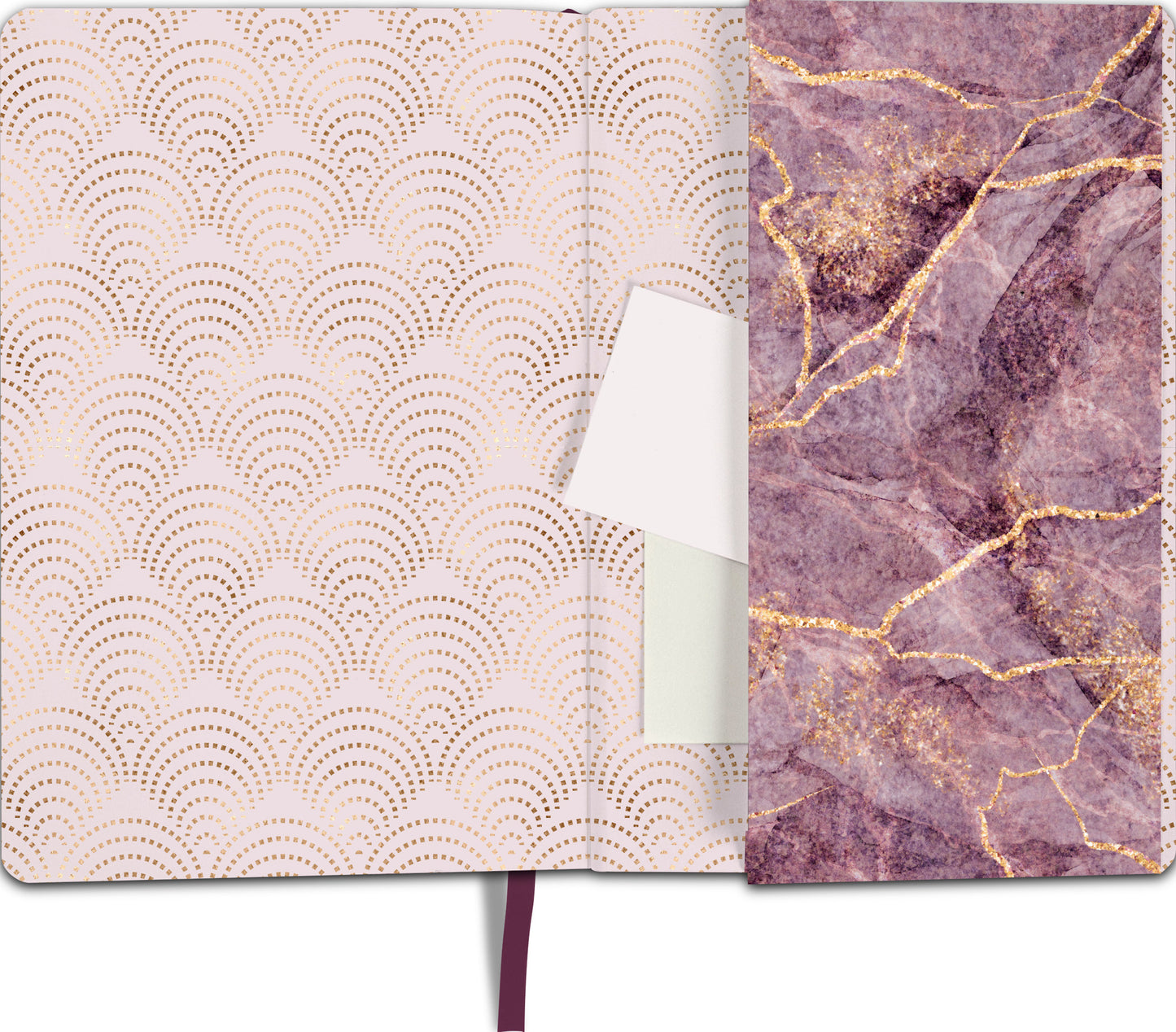 Gezeigt wird eine Innen- oder Zusatzansicht von „myNOTES Notizbuch A5: Gedankenmalerei“. Das Innere präsentiert sich in sanften Rosa- und Goldtönen mit einem wellenartigen Muster, das an asiatische Designs erinnert. Auf der rechten Seite ist eine strukturierte Oberfläche in lila mit goldenen Aderungen zu sehen, die einen eleganten und modernen Eindruck vermittelt. Das Notizbuch enthält ein Fach für Notizen oder Karten und einen lila Leseband als praktisches Detail.