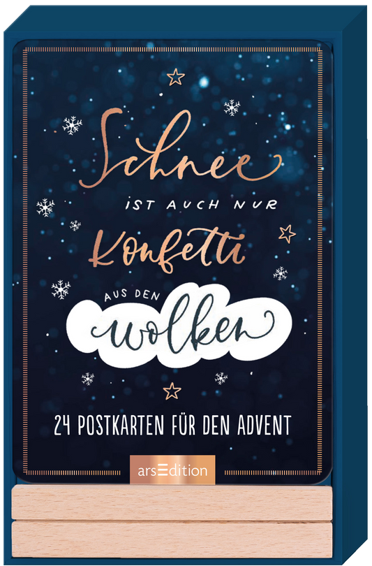 Das Buchcover zeigt einen tiefblauen Hintergrund mit zahlreichen weißen Schneeflocken, die eine winterliche Atmosphäre erzeugen. In verspielter Handlettering-Typografie steht der Titel „Schnee ist auch nur Konfetti aus den Wolken“ in kontrastierendem Weiß und Gold, wobei die Worte lebhaft angeordnet sind. Unten steht der Text „24 Postkarten für den Advent“. Ein SPIEGEL-Bestseller-Button befindet sich am oberen Rand. Ganz unten mittig steht der Logoschriftzug von arsEdition.